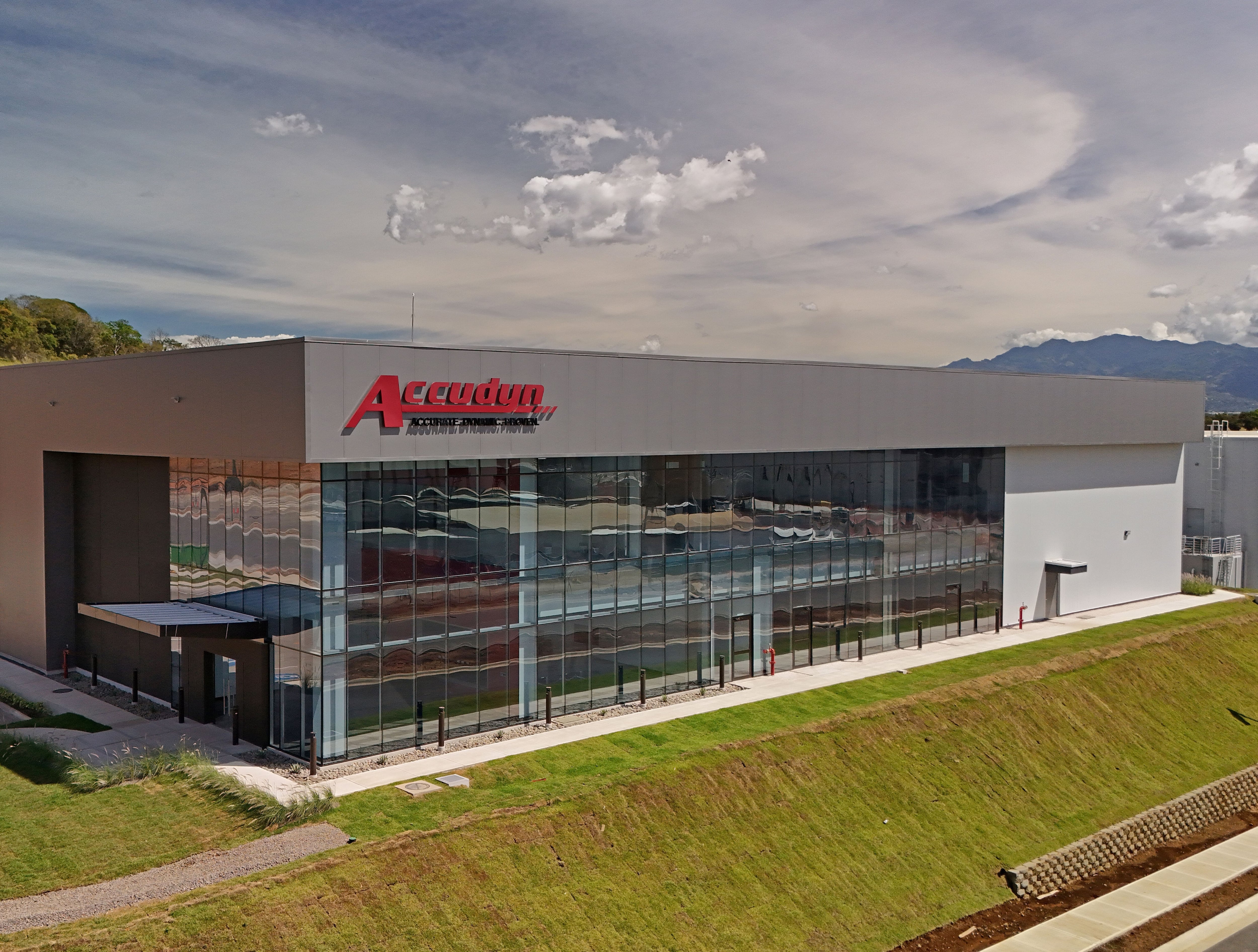 Accudyn instala planta de manufactura avanzada en Evolution Free Zone, Grecia, con tecnología 4.0 y capacidad de expansión futura.