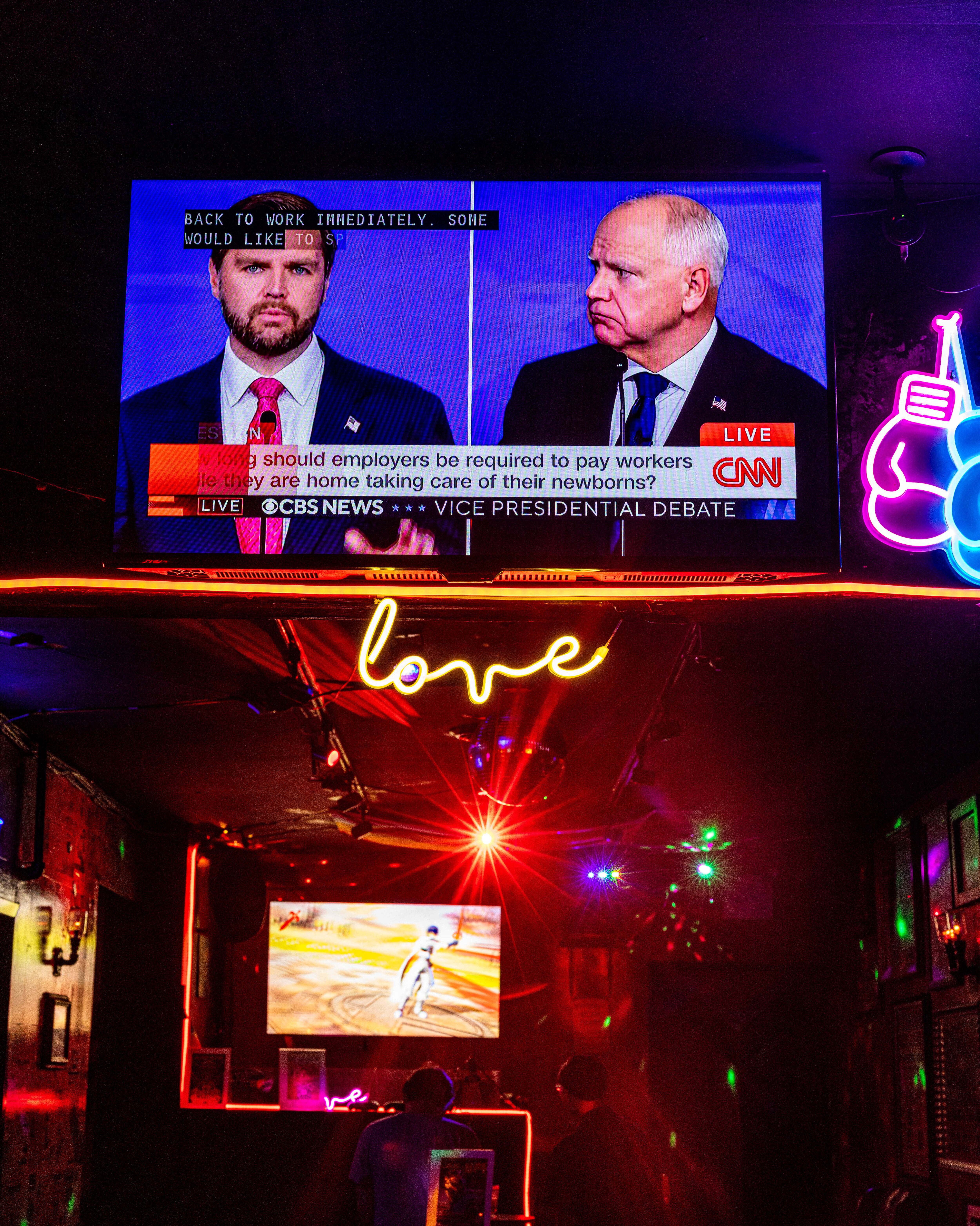 El candidato republicano a la vicepresidencia, el senador estadounidense J. D. Vance (republicano por Ohio), se enfrenta al candidato demócrata a la vicepresidencia, el gobernador de Minnesota Tim Walz.