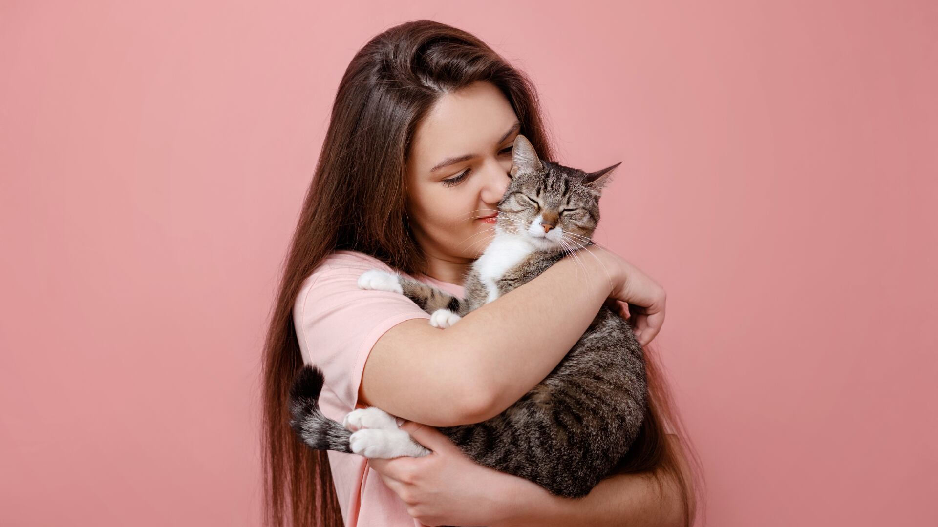 El apego a los gatos ayuda a reducir la ansiedad y mejora la percepción de apoyo emocional entre jóvenes, reveló un estudio psicológico.