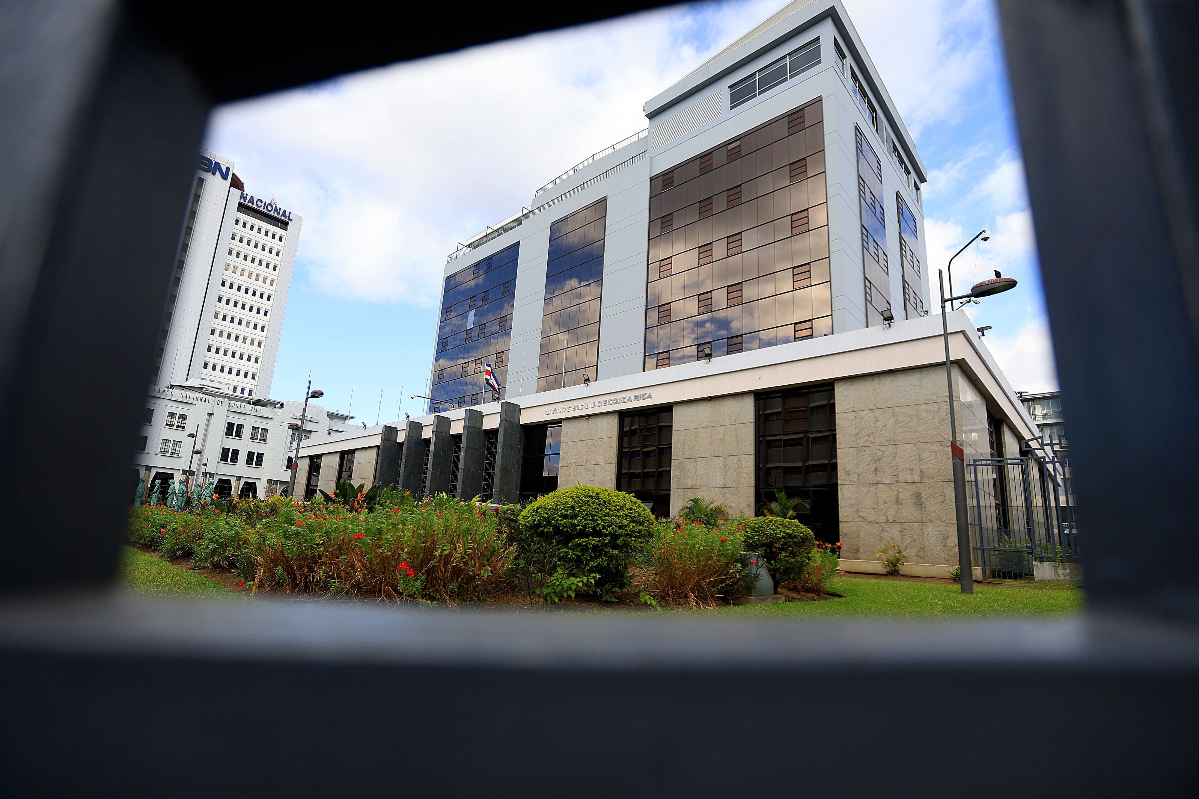 Edificio del Banco Central de Costa Rica, ubicado en San José, con jardines al frente y reflejos en sus ventanales. La institución ha señalado riesgos económicos ante la incertidumbre global por medidas arancelarias de Estados Unidos.