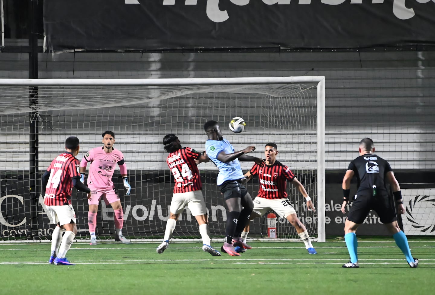 ¿Le perdonaron un penal a Alajuelense? Analista arbitral explica curiosa acción en el arco de Washington Ortega