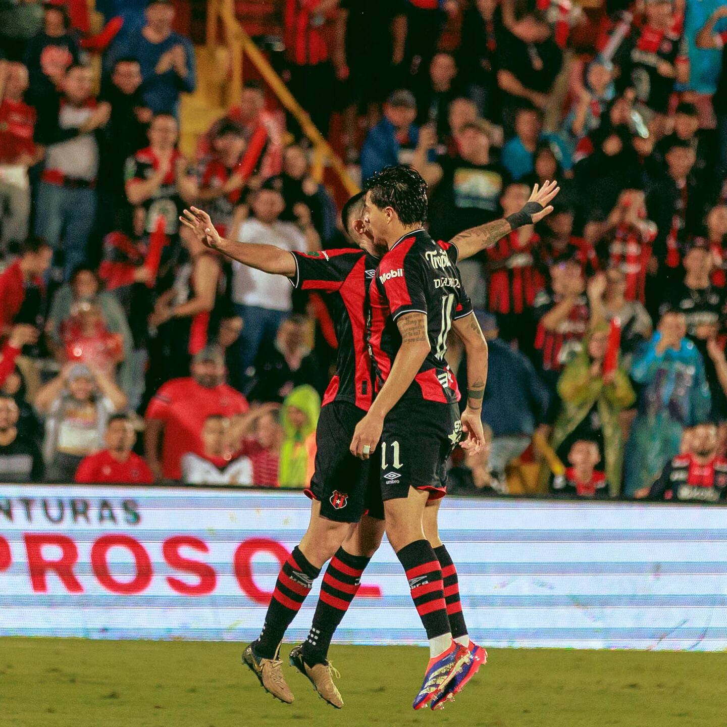 Anderson Canhoto celebró su anotación con Diego Campos, en el partido entre Liga Deportiva Alajuelense y San Carlos.