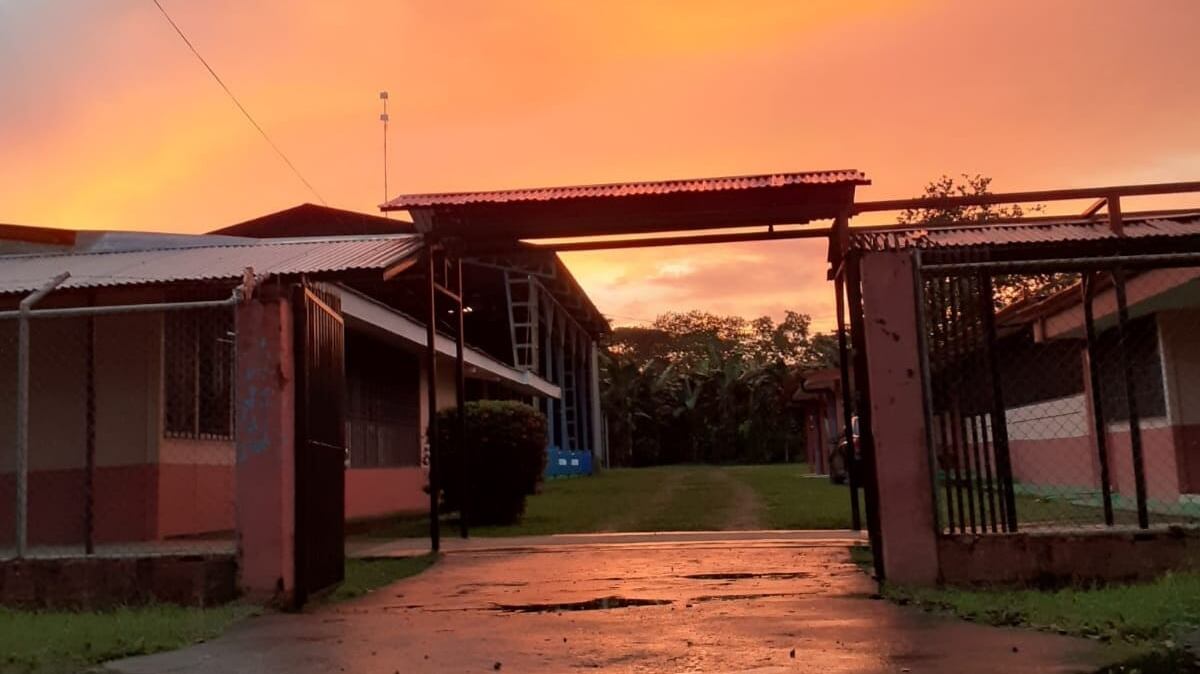 Imagen de la Escuela El Peje, en Buenos Aires de Puntarenas, del 2022. Este 10 de setiembre, la Sala Constitucional dio a conocer que el MEP tiene 12 meses para construir un nuevo centro educativo ante las malas condiciones de la edificación actual. Foto: Facebook Escuela El Peje
