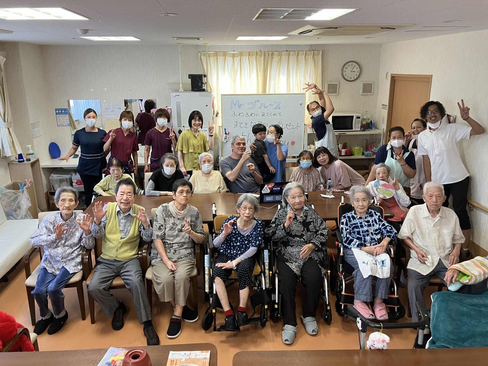 Adultos mayores en hogar de ancianos en Japón, durante taller impartido por el señor Bruce Callow