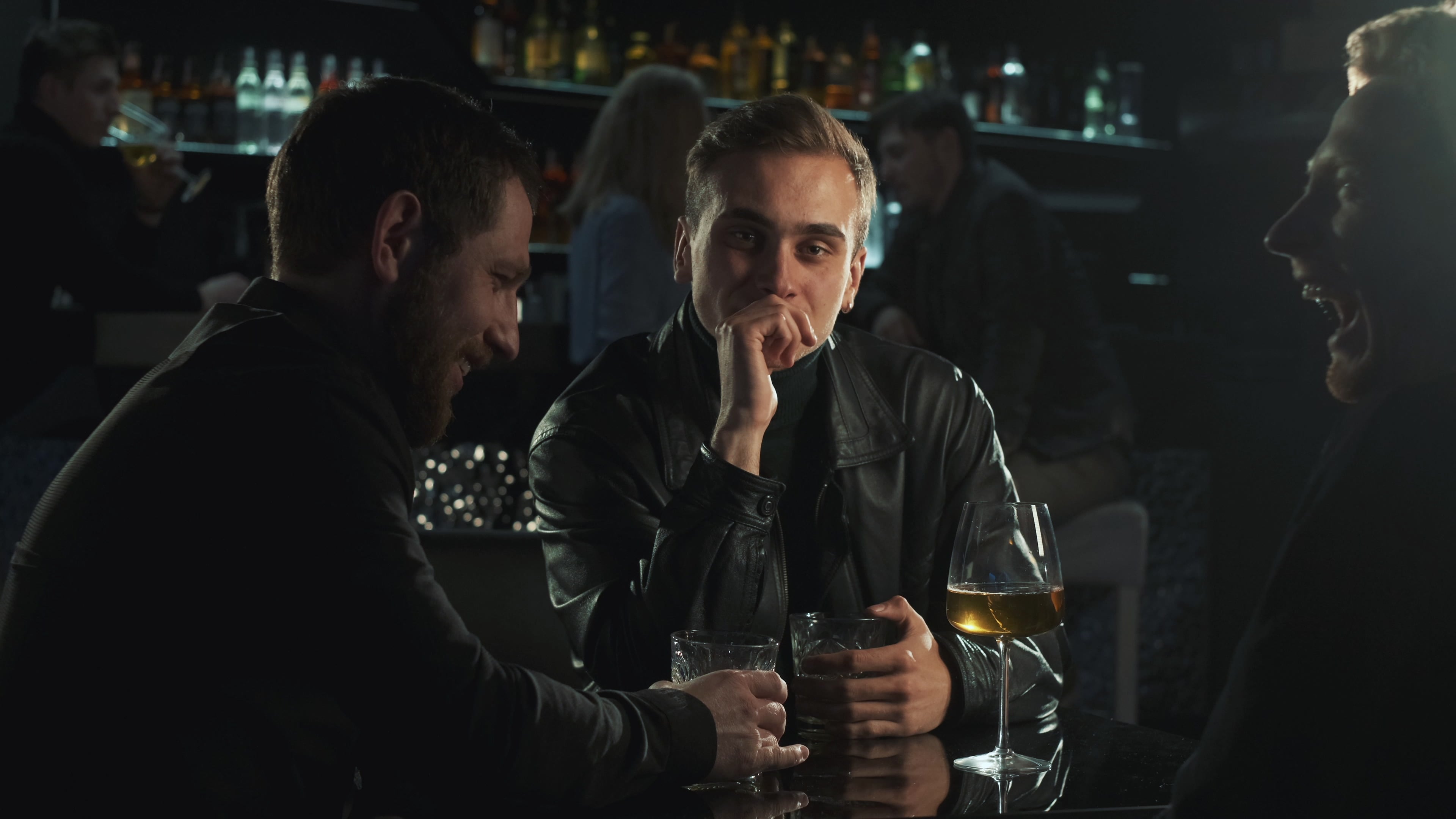 Amigos en bar, tomando y conversando, tertulia de amistades en cantina, bar, restaurante