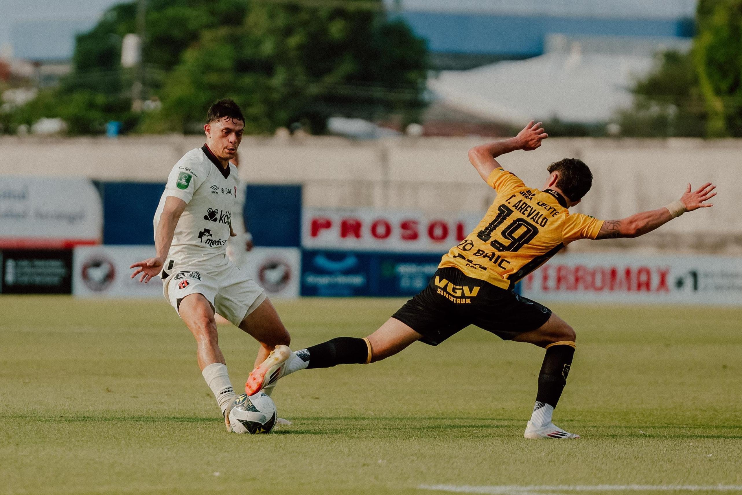 Anthony Hernández disputa un balón contra Néstor Tobías Arévalo en el partido entre el Municipal Liberia y Liga Deportiva Alajuelense.