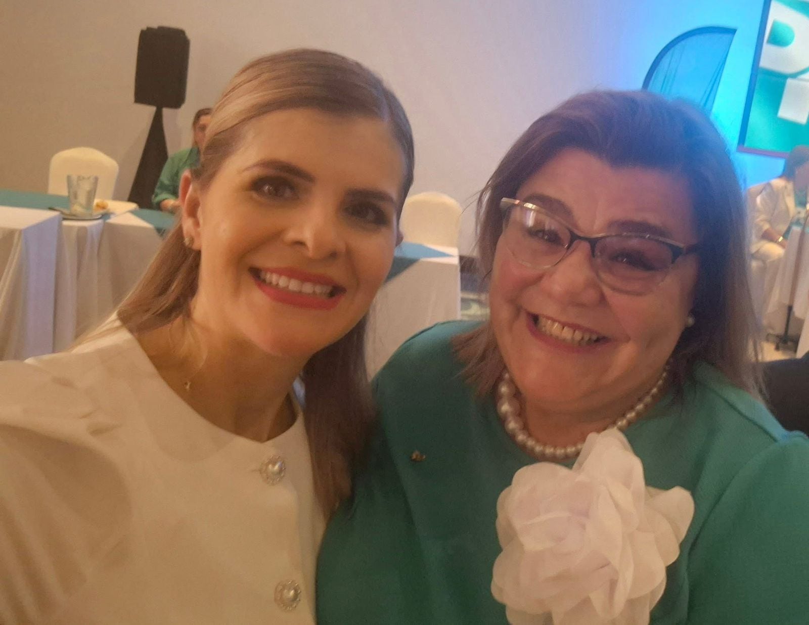 La funcionaria del Inamu, Kattia Calvo, junto a Laura Fernández en la Asamblea del PPSO en donde se ratificó a la exministra como candidata presidencial.