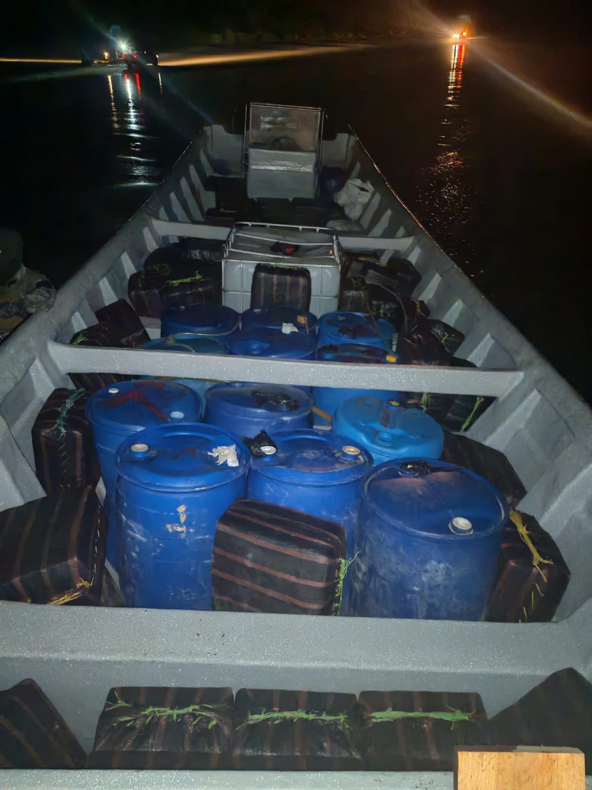 Estañones para cargar combustible o camuflar droga dueron decomisados durante la operación conjunta.