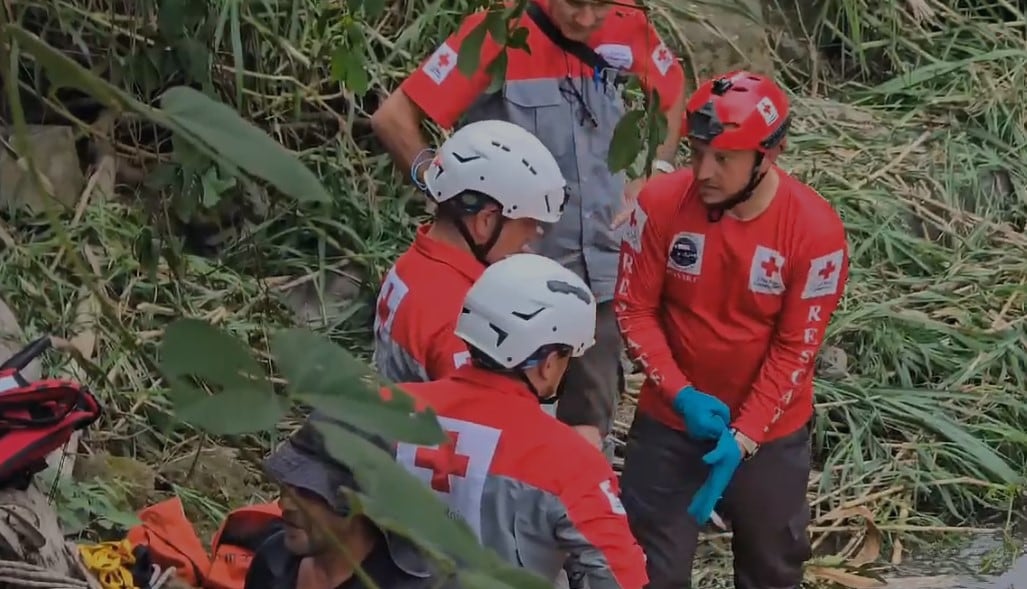 Personal de Cruz Roja rescata cadáveres de dos hombres arrastrados por río en Monterrey de Aserrí.