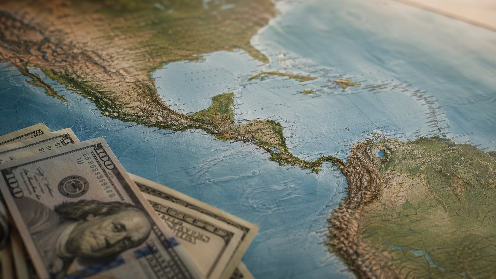 Los salarios mínimos en Centroamérica mantienen amplias diferencias en 2026, según datos recopilados por Bloomberg Línea.