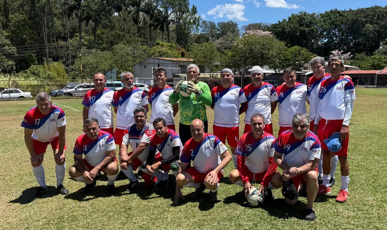 Evaristo Coronado junto el resto de compañeros del equipo del Colegio de Ingenieros de Costa Rica.