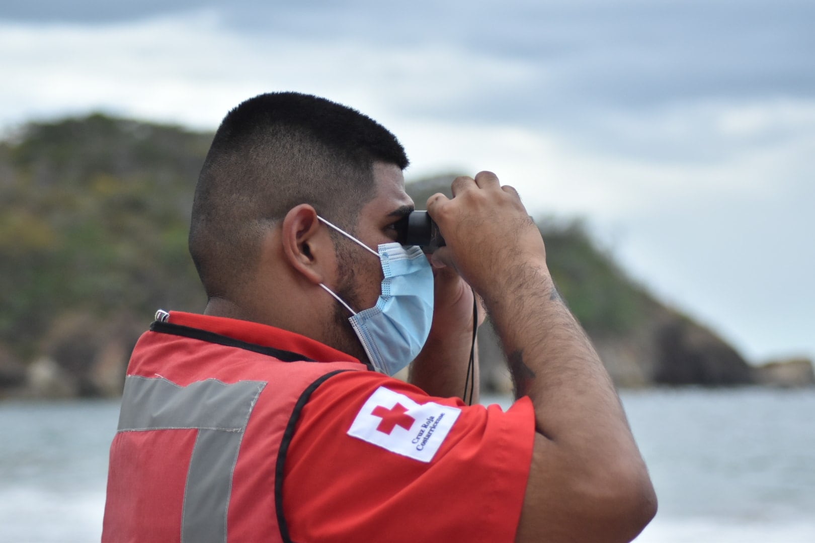 Los socorristas de varios cantones de la bajura guanacasteca se unieron en la búsqueda que aún no fructifica. Foto: Cruz Roja.