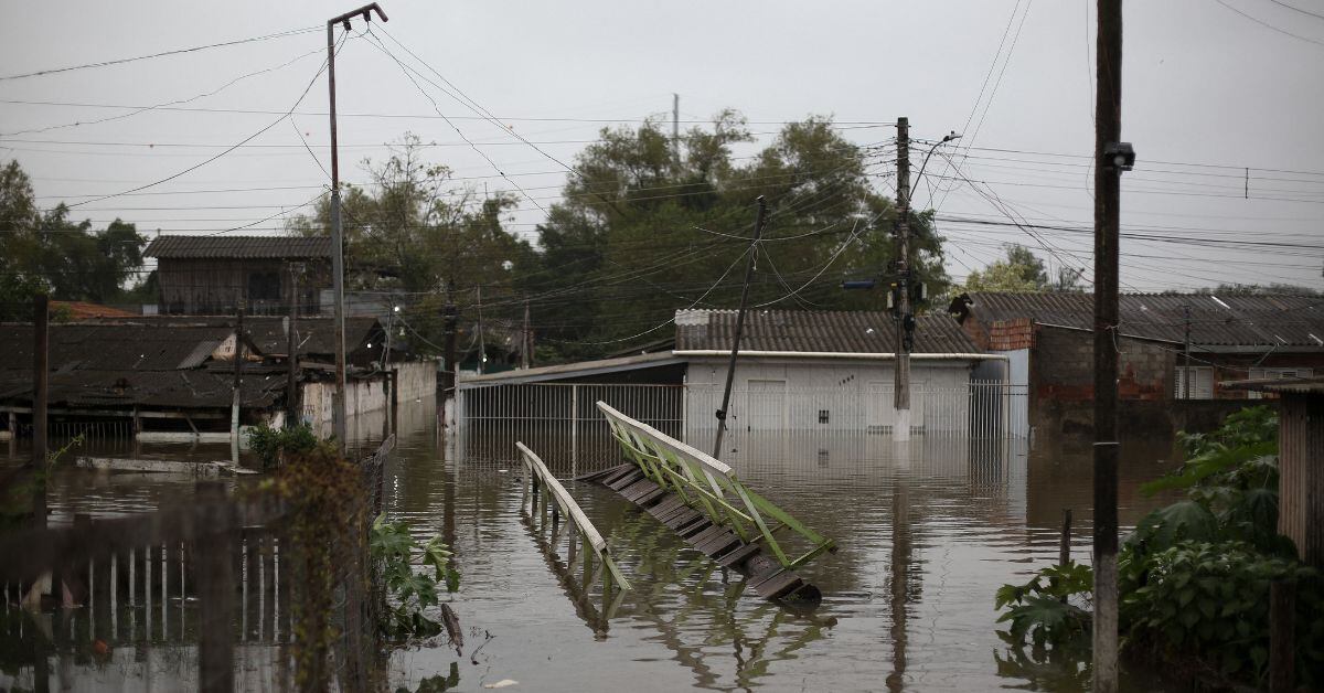 Un puente peatonal en el barrio Sarandi en Porto Alegre, en el estado de Rio Grande do Sul, Brasil, fue destruido por las inundaciones que vive el sur del país actualmente. (Foto: AFP)