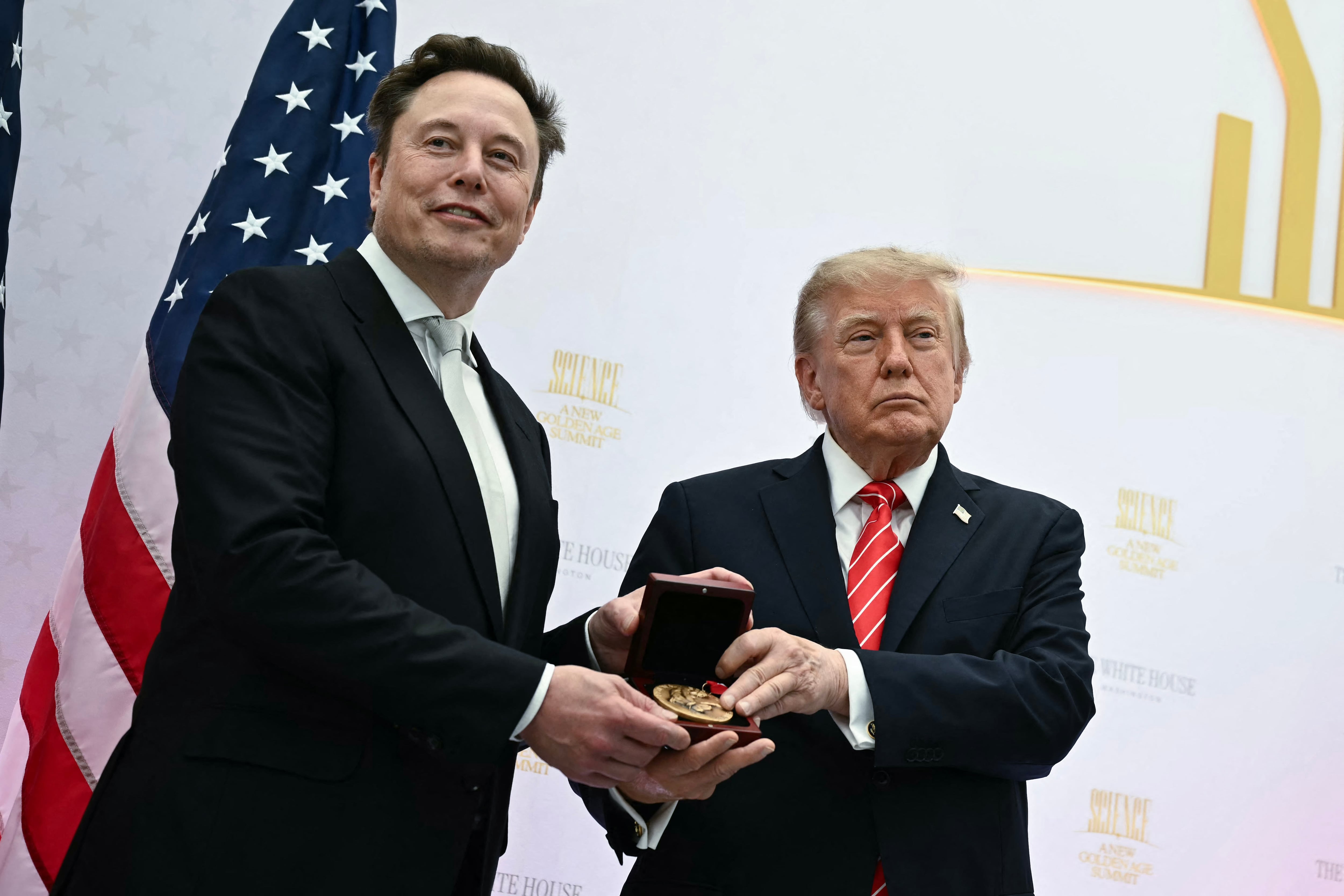 El presidente de los Estados Unidos, Donald Trump, entrega la Medalla Nacional de Ciencia a Elon Musk durante la cumbre «Edad de Oro de la Innovación Estadounidense» en el Instituto de la Paz, en Washington D. C., el 8 de octubre de 2026.