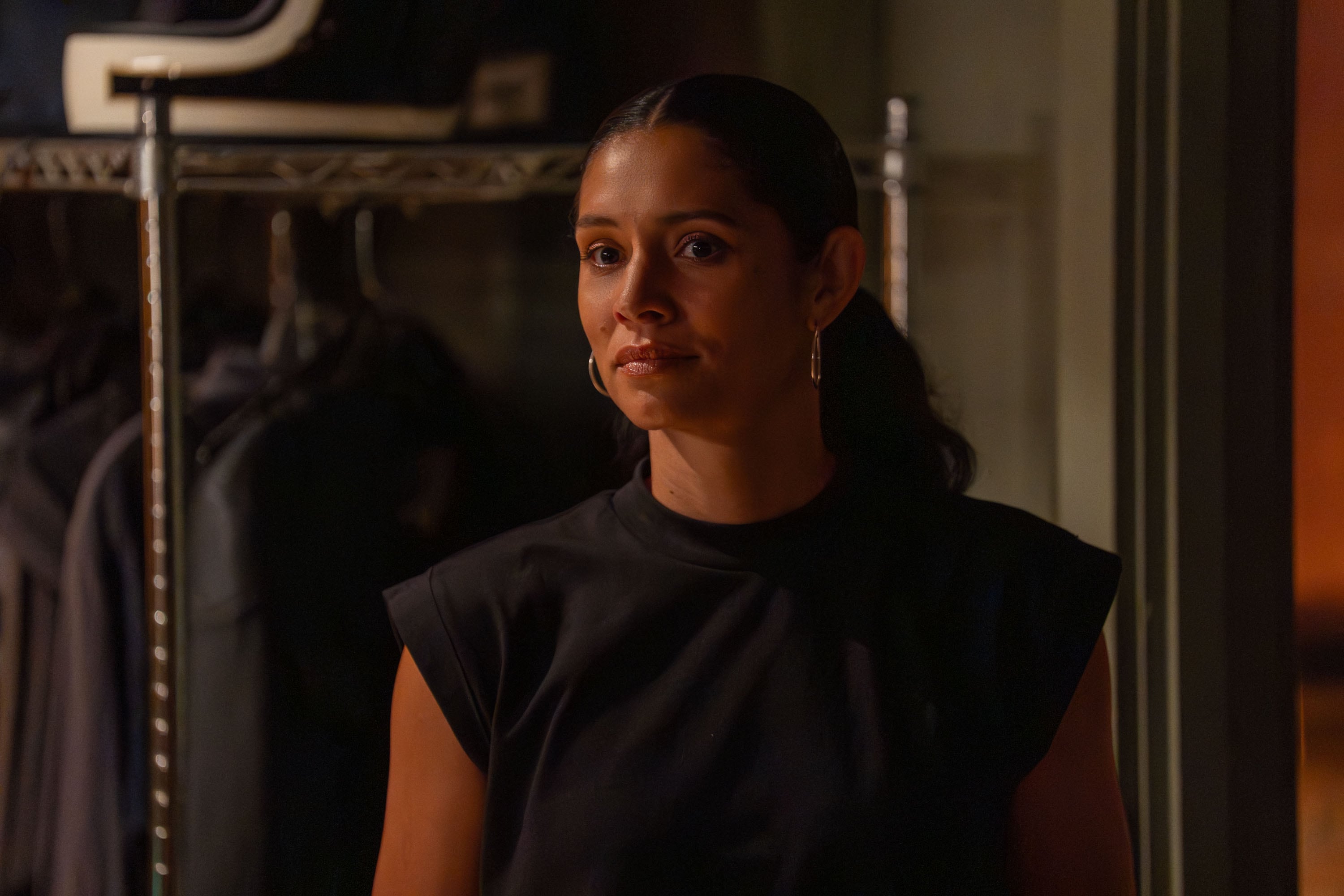 Stella Kidd, interpretada por Miranda Rae Mayo, enfrenta el deseo de formar una familia sin dejar de ser una heroína en acción.