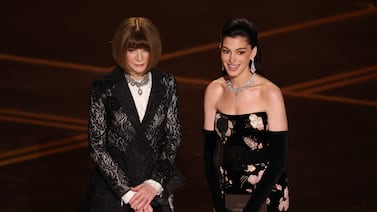 Premios Óscar 2026: ¡Momento épico a lo ‘El diablo se viste a la moda’ con Anna Wintour y Anne Hathaway! (video)