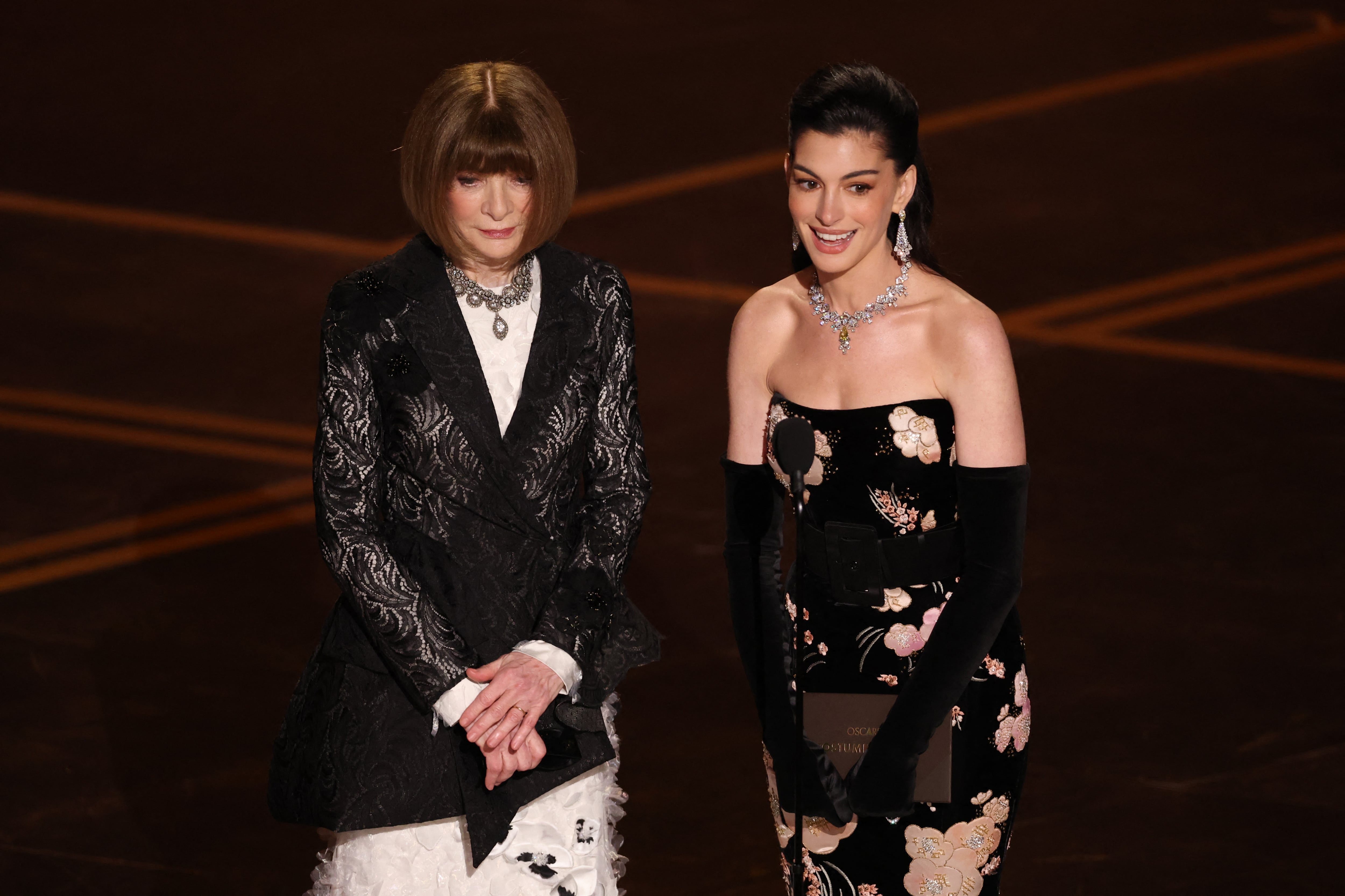 Anna Wintour protagonizó un momento inolvidable junto a Anne Hathaway a quien llamó Emily en honor a la inspiración de su personaje en 'El diablo viste a la moda'.