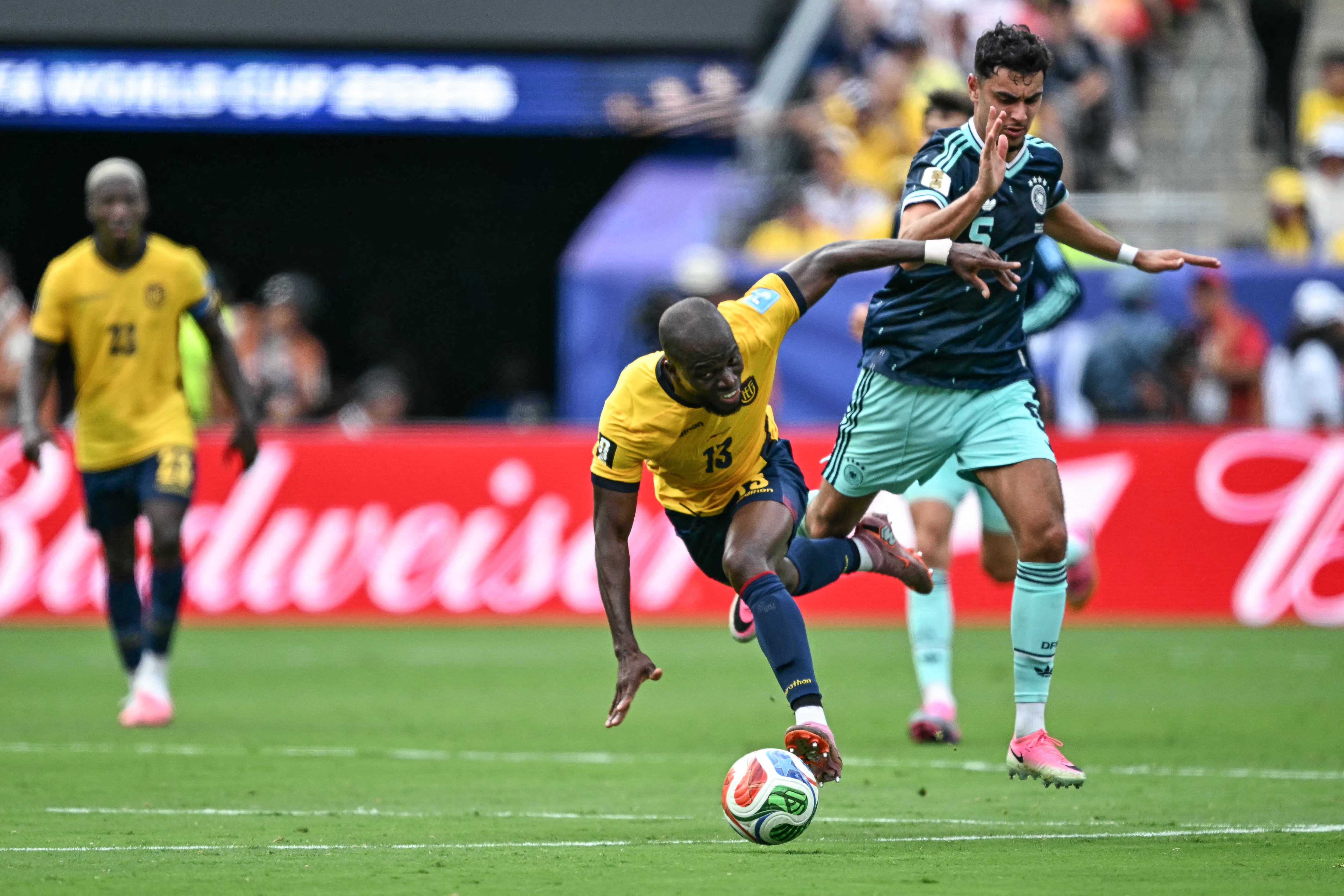 Enner Valencia, delantero de Ecuador, disputo el balon con el defensa aleman Aleksandar Pavlovic.