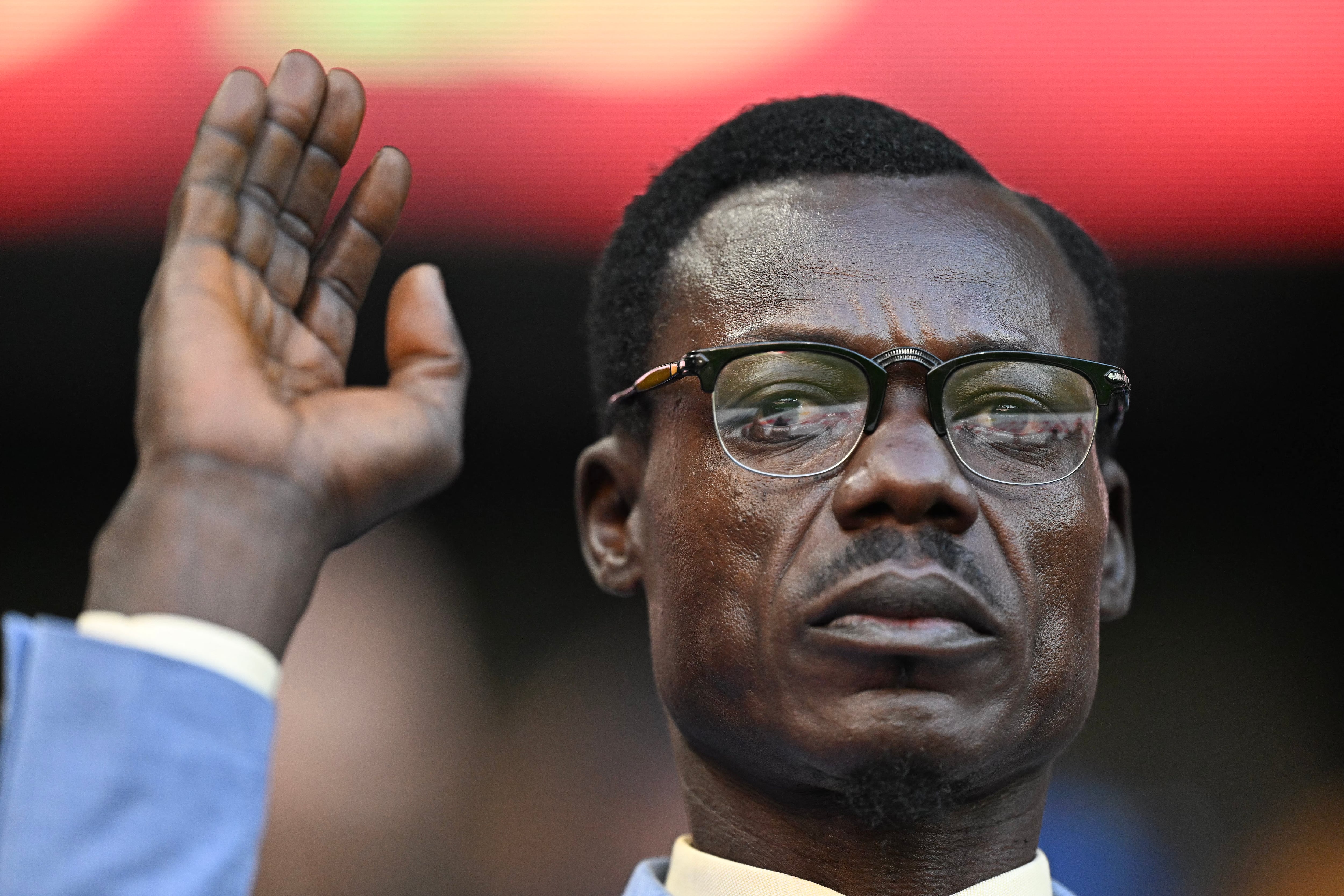 Michel Kuka Mboladinga, simpatizante de la República Democrática del Congo, rinde homenaje al fallecido primer ministro de la República Democrática del Congo, Patrice Lumumba, permaneciendo inmóvil antes del partido de octavos de final de la Copa Africana de Naciones (CAN) entre Argelia y la República Democrática del Congo en el estadio Príncipe Moulay El Hassan de Rabat, el 6 de enero de 2026.