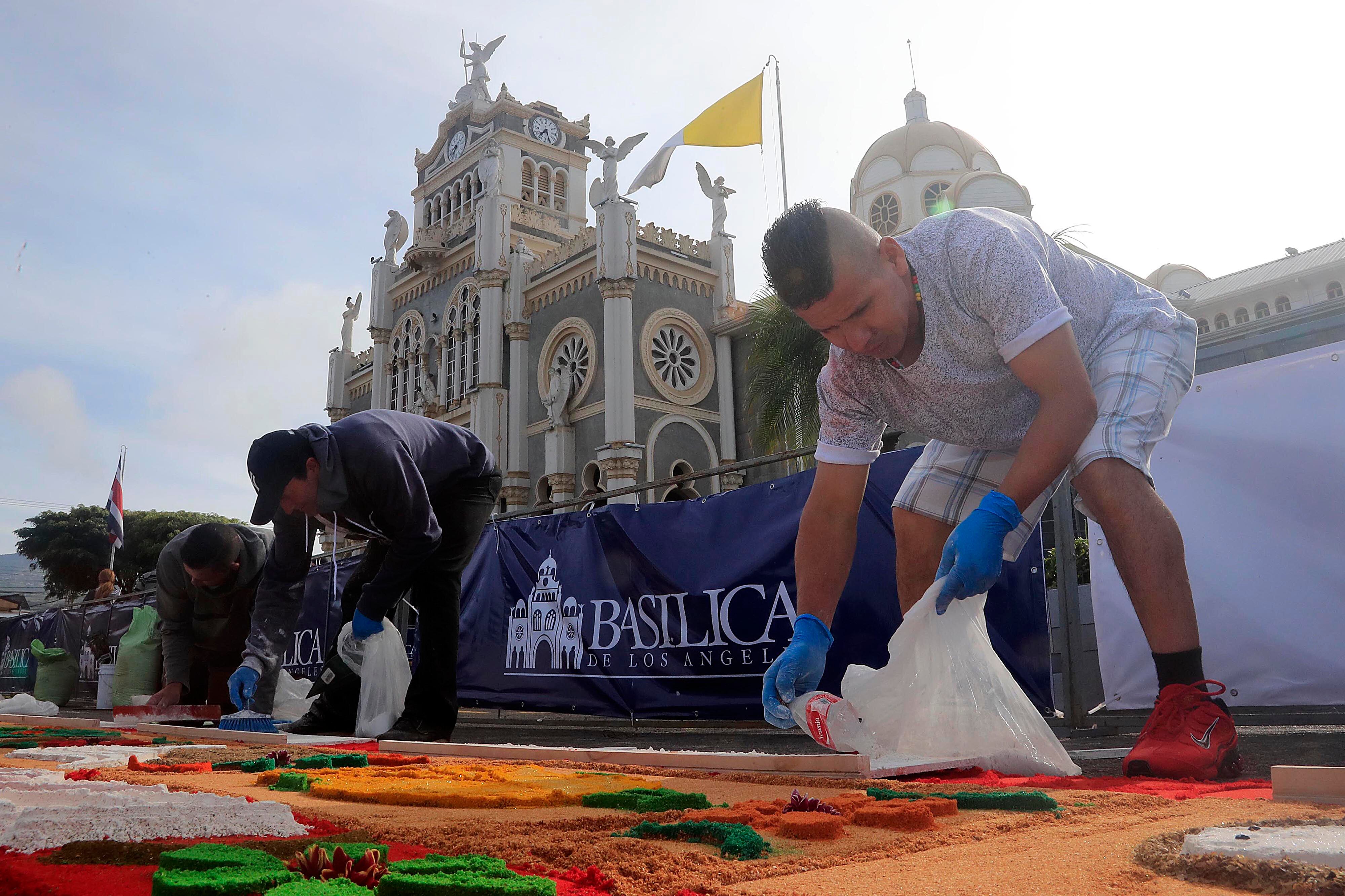 03/09/2023 Cartago. Desde la media noche, decenas de personas de diferentes comunidades de la provincia empezaron a elaborar las coloridas y espectaculares alfombras para formar una sola de poco más de kilómetro y medio, por donde transitó la imagen de la Virgen de los Angeles en su retorno a la Basílica. Aserrín y broza del café coloreados, cal y flores, especialmente rosas, entre otros, dieron forma al manto multicolor para dirigir los pasos de quienes acompañaron a La Negrita en la tradicional Pasada de regreso al Santuario Nacional tras permanecer un mes exacto en la Catedral de Nuestra Señora del Carmen.