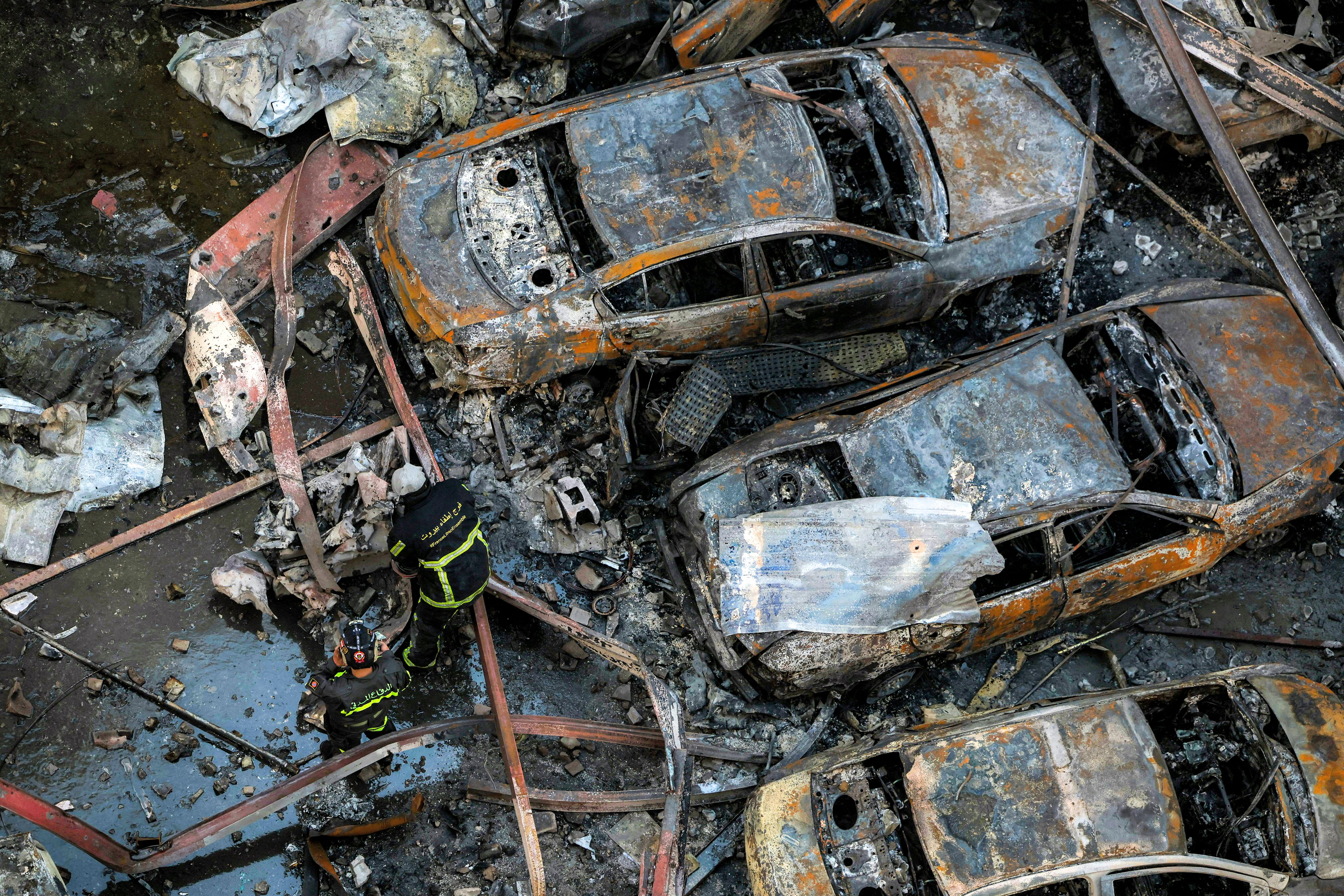 Los bomberos intentan extinguir un incendio tras un ataque israelí en el barrio de Corniche al-Mazraa de Beirut el 8 de abril de 2026. Alrededor de las 14:00 (11:00 GMT), una serie de ataques israelíes sacudieron la capital libanesa sin previo aviso, provocando escenas de pánico. Los ataques israelíes contra el Líbano el 8 de abril, los más intensos desde que comenzó la guerra a principios de marzo, dejaron "decenas de muertos y cientos de heridos", según un balance preliminar del Ministerio de Salud.