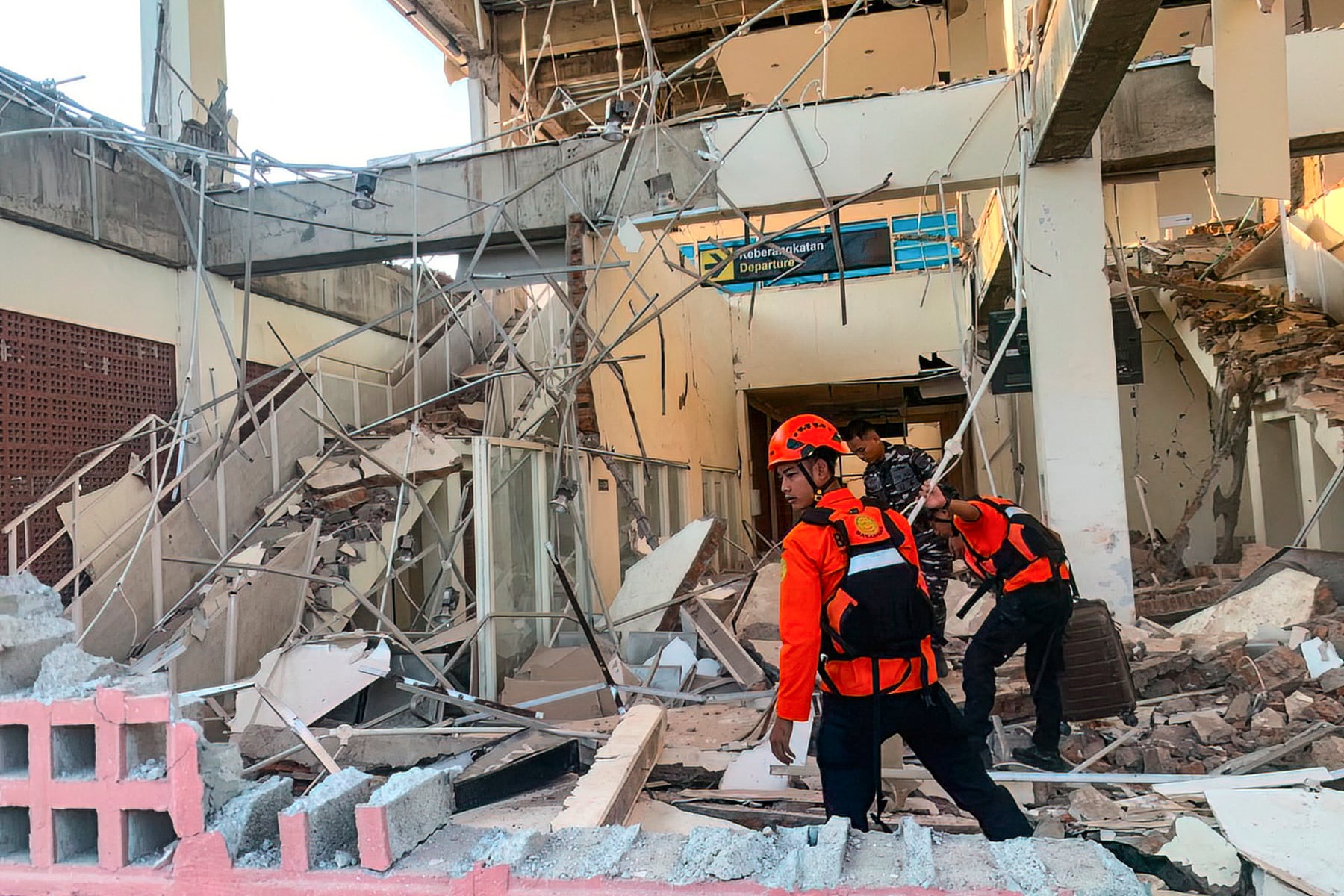 Esta imagen de archivo, tomada y difundida el 15 de agosto de 2026 por la Agencia Nacional de Búsqueda y Rescate de Indonesia (BASARNAS), muestra a los rescatistas trabajando entre los escombros de un edificio dañado tras un terremoto en Maumere, Nusa Tenggara Oriental. Un potente terremoto de magnitud 7,7 sacudió las costas de la isla de Flores, en el este de Indonesia, en la madrugada del 15 de agosto, causando la muerte de al menos dos personas y provocando que miles de personas huyeran presas del pánico después de que las autoridades emitieran una alerta de tsunami.
Traducción realizada con la versión gratuita del traductor DeepL.comEsta imagen de archivo, tomada y difundida el 15 de agosto de 2026 por la Agencia Nacional de Búsqueda y Rescate de Indonesia (BASARNAS), muestra a los rescatistas trabajando entre los escombros de un edificio dañado tras un terremoto en Maumere, Nusa Tenggara Oriental. Un potente terremoto de magnitud 7,7 sacudió las costas de la isla de Flores, en el este de Indonesia, en la madrugada del 15 de agosto, causando la muerte de al menos dos personas y provocando que miles de personas huyeran presas del pánico después de que las autoridades emitieran una alerta de tsunami.