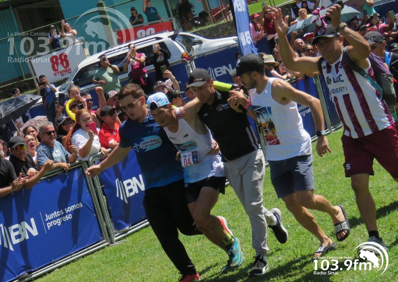 Juan Ramón Fallas
El corredor Ingresa en la segunda posición a la meta, con ayuda de otras personas, en la edición 37 de la Carrera al Cerro Chirripó, luego de sufrir un golpe de calor.
22 de febrero del 2025
Tomado del Facebook de Radio Sinaí