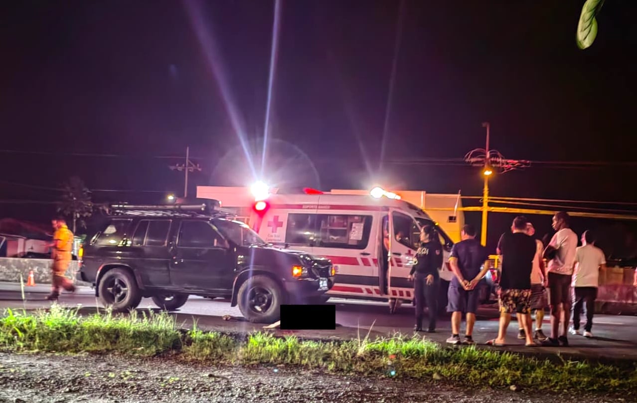 Cruz Roja confirmó la muerte de un hombre de 64 años tras ser atropellado en el antiguo cruce de la trocha, a unos 500 metros de la entrada principal a Guápiles, Pococí. El cuerpo quedó debajo del vehículo que lo arrastró varios metros por la vía. Fotografía: