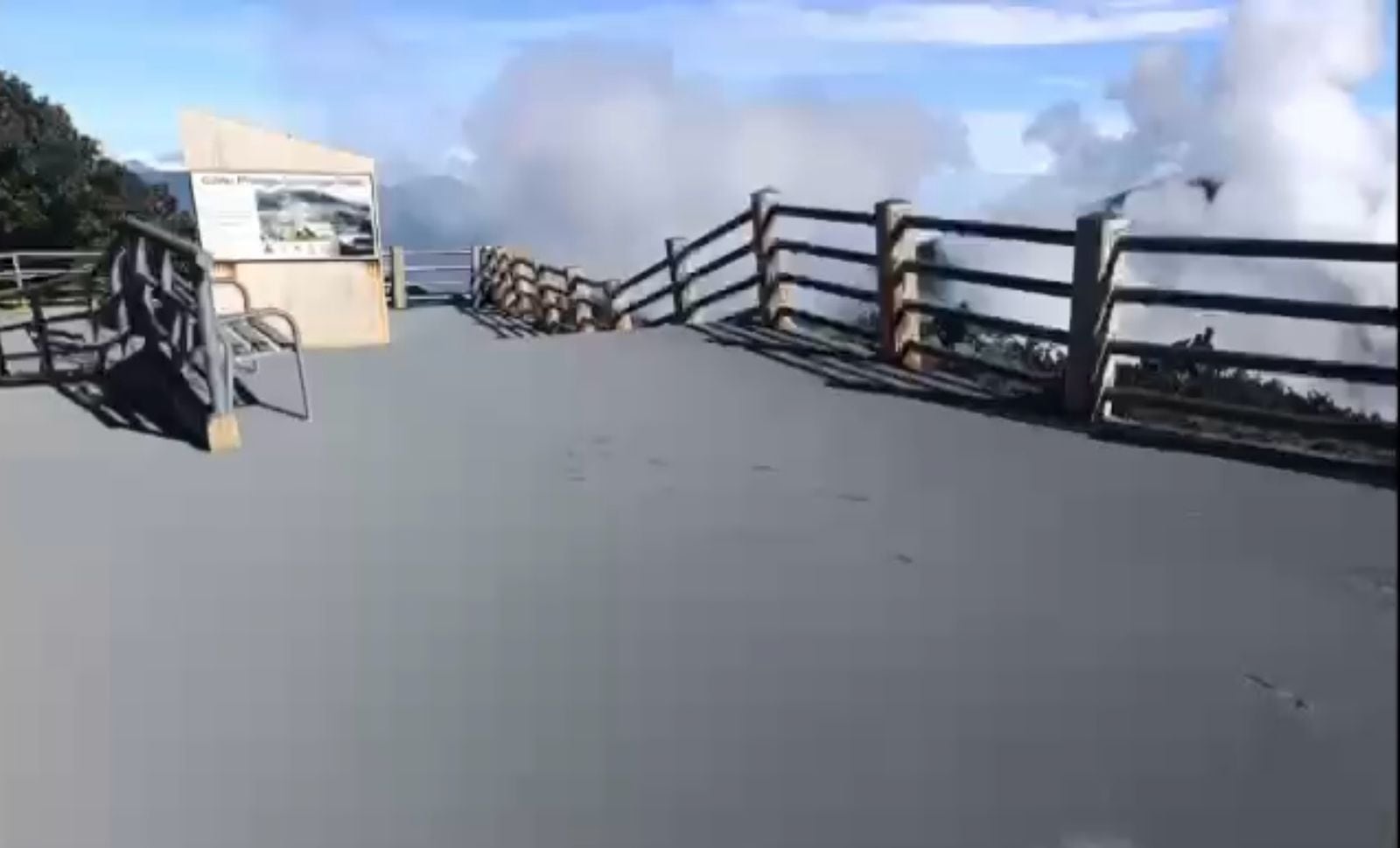 El mirador del cráter el volcán amaneció este domingo completamente cubierto de gris.