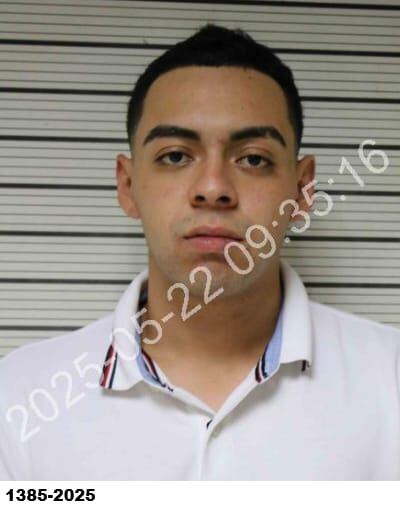 El OIJ distribuyó la imagen de este hombre que permanece en fuga. Se presume que estuvo involucrado en un homicidio en Circunvalación en marzo anterior.