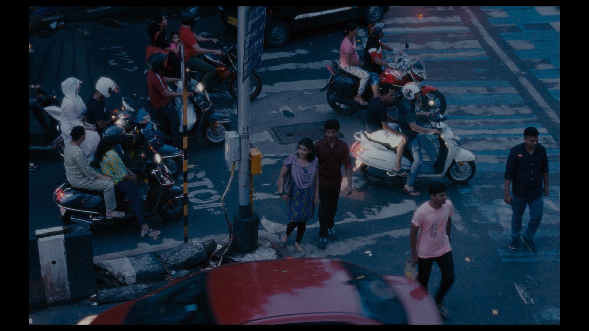 Payal Kapadia y su director de fotografía, Ranabir Das, quisieron que el tono azulado de la película reflejara la época del monzón, de intensas lluvias.