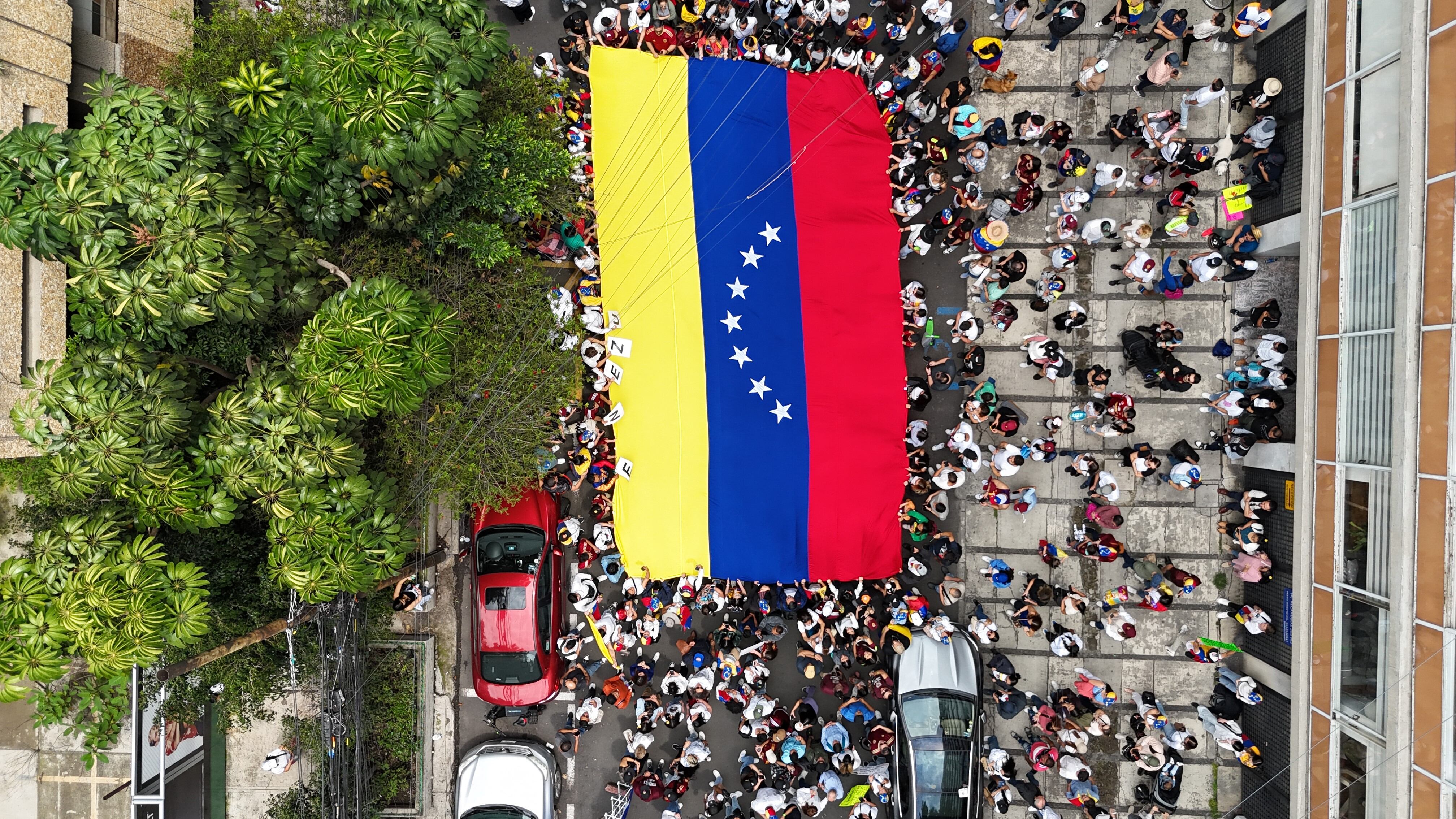 Gobiernos latinoamericanos piden revisión electoral en Venezuela y denuncian la reelección de Maduro. Costa Rica declara el proceso como fraudulento.