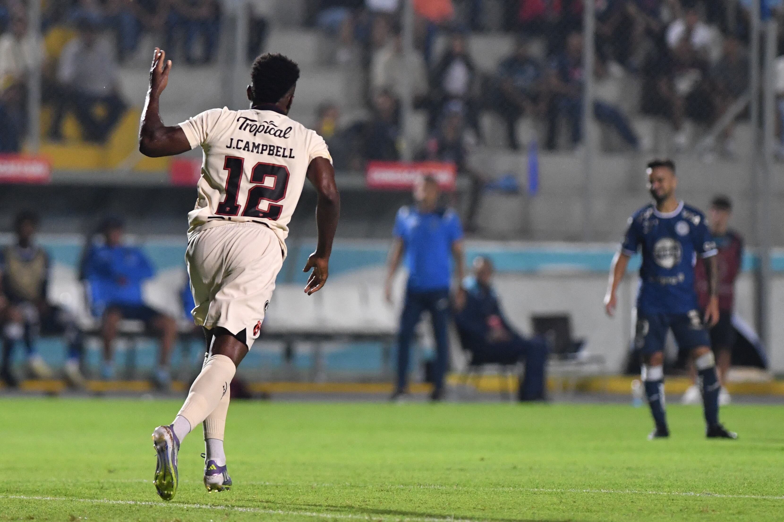 Joel Campbell celebra el primer gol de Alajuelense ante Motagua, que abrió la remontada de los manudos en un duro partido disputado en el Estadio Nacional "Chelato Uclés" por la Copa Centroamericana.