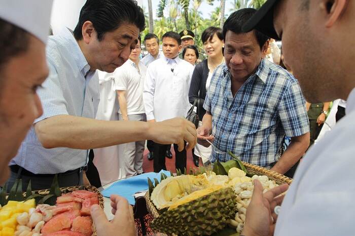 El primer ministro japonés, Shinzo Abe (izq.), comió fruta con el presidente filipino, Rodrigo Duterte (der.), después de asistir a varios eventos en la ciudad de Dávao en Filipinas.
