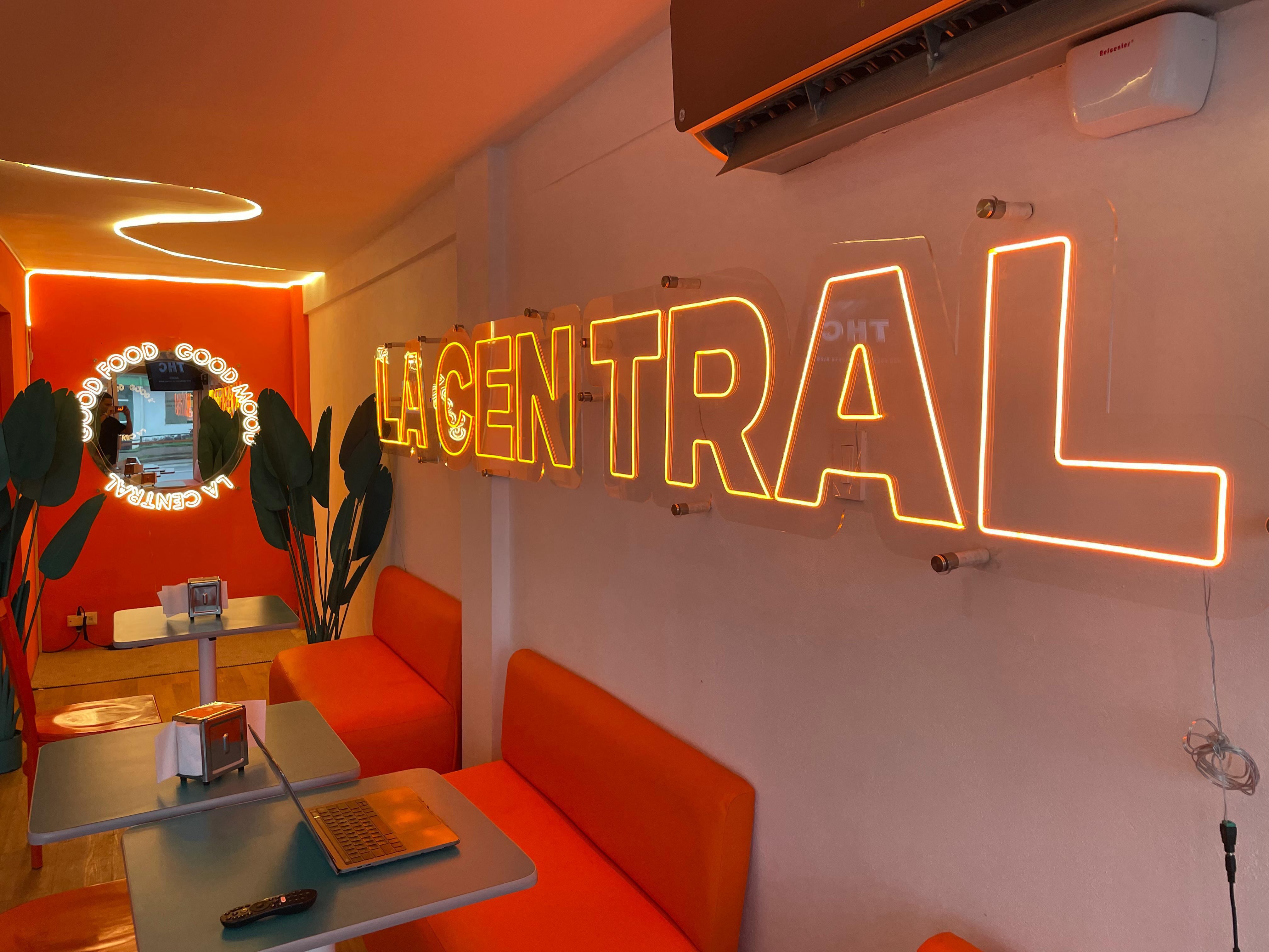 En la imagen, los adentros del local de La Central To Go en Tibás.