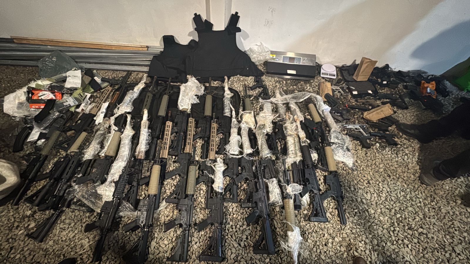 Lote armas decomisado por las autoridades en Alajuela