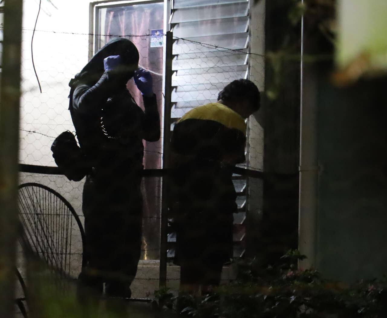 El OIJ de Guápiles detuvo a cinco sospechosos de retener y torturar a un hombre en la comunidad de Duacarí en Guácimo de Limón.