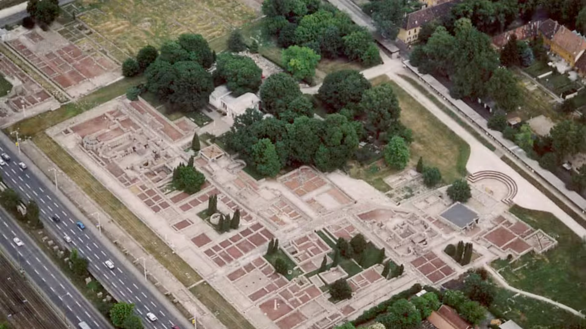 Fotografía aérea del yacimiento arqueológico de Aquincum, en Hungría, donde se han localizado los nuevos hallazgos dentro de un sarcófago romano.