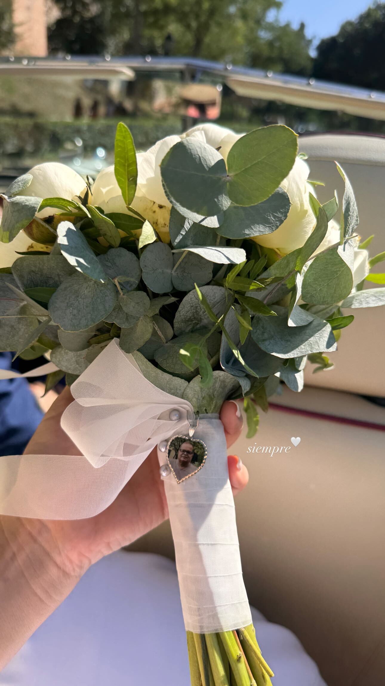 El ramo de Shirley incluyó una fotografía de su padre, fallecido el 13 de mayo.