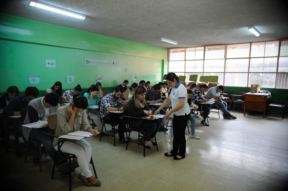 El examen para el internado en los hospitales de la Caja se hizo el sábado 5 de noviembre, en el Liceo Luis Dobles Segreda. | DIANA MÉNCEZ