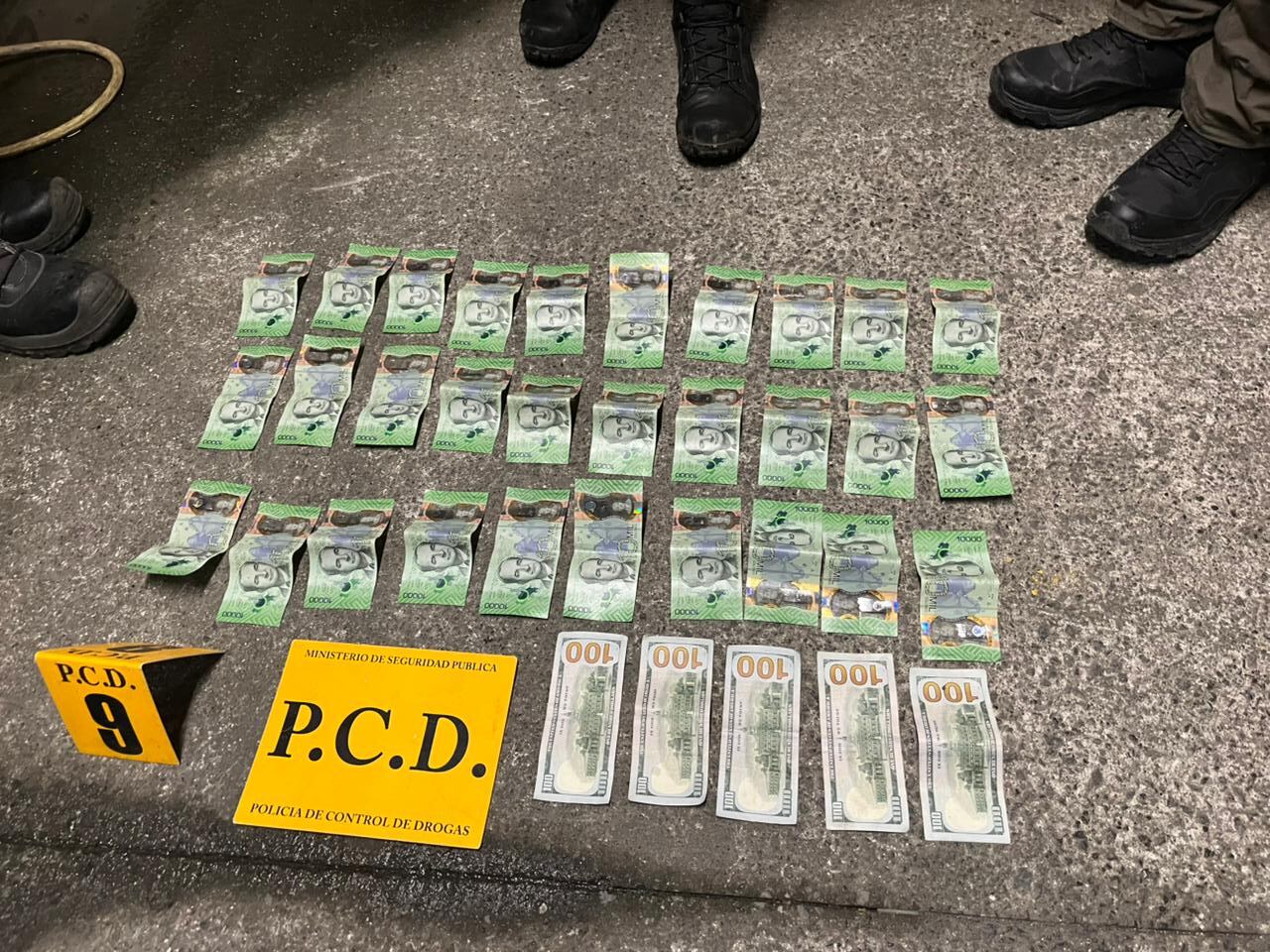 A uno de los sospechosos le decomisaron dinero en efectivo.