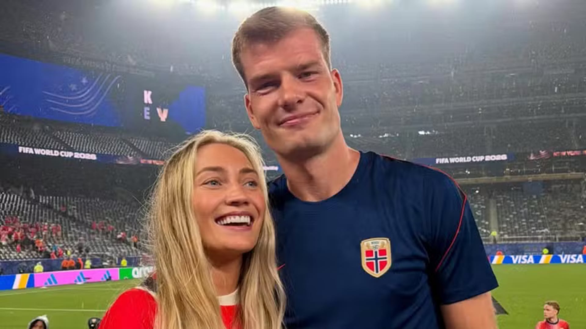La pareja de Alexander Sorloth denunció los mensajes de odio que recibió tras la eliminación de Noruega y pidió mayor responsabilidad en redes sociales.