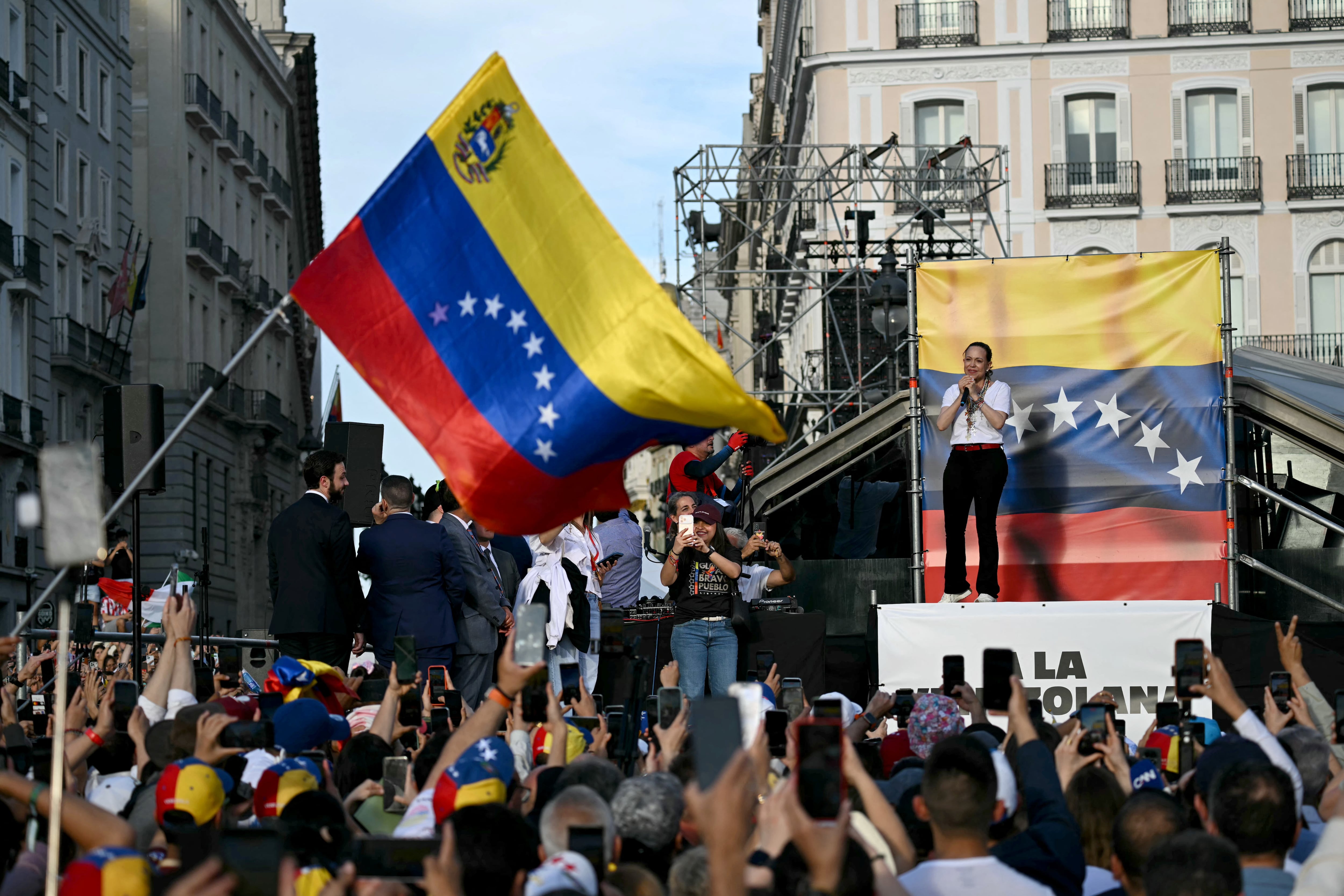 La líder de la oposición venezolana, María Corina Machado, gesticula en el escenario frente a sus seguidores en la Puerta del Sol de Madrid el 18 de abril de 2026. Los partidos de derecha españoles mostraron su apoyo a la figura de la oposición venezolana y ganadora del Premio Nobel de la Paz, María Corina Machado, quien rechazó una reunión con el primer ministro izquierdista del país, considerándola "inapropiada" para el momento.