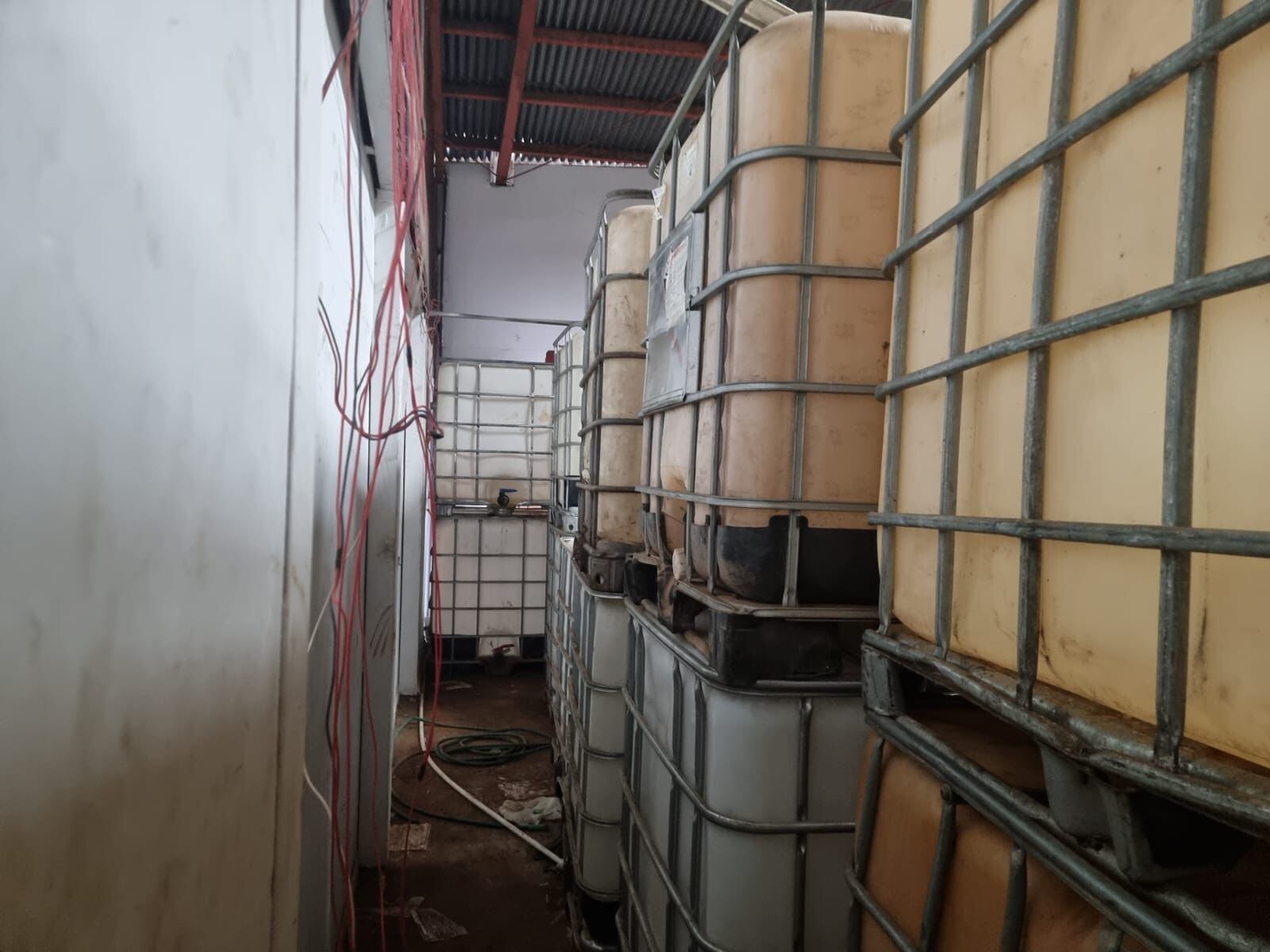 En una pequeña bodega había 27 tanquetas para almacenar diésel y gasolinas robadas al poliducto de Recope.