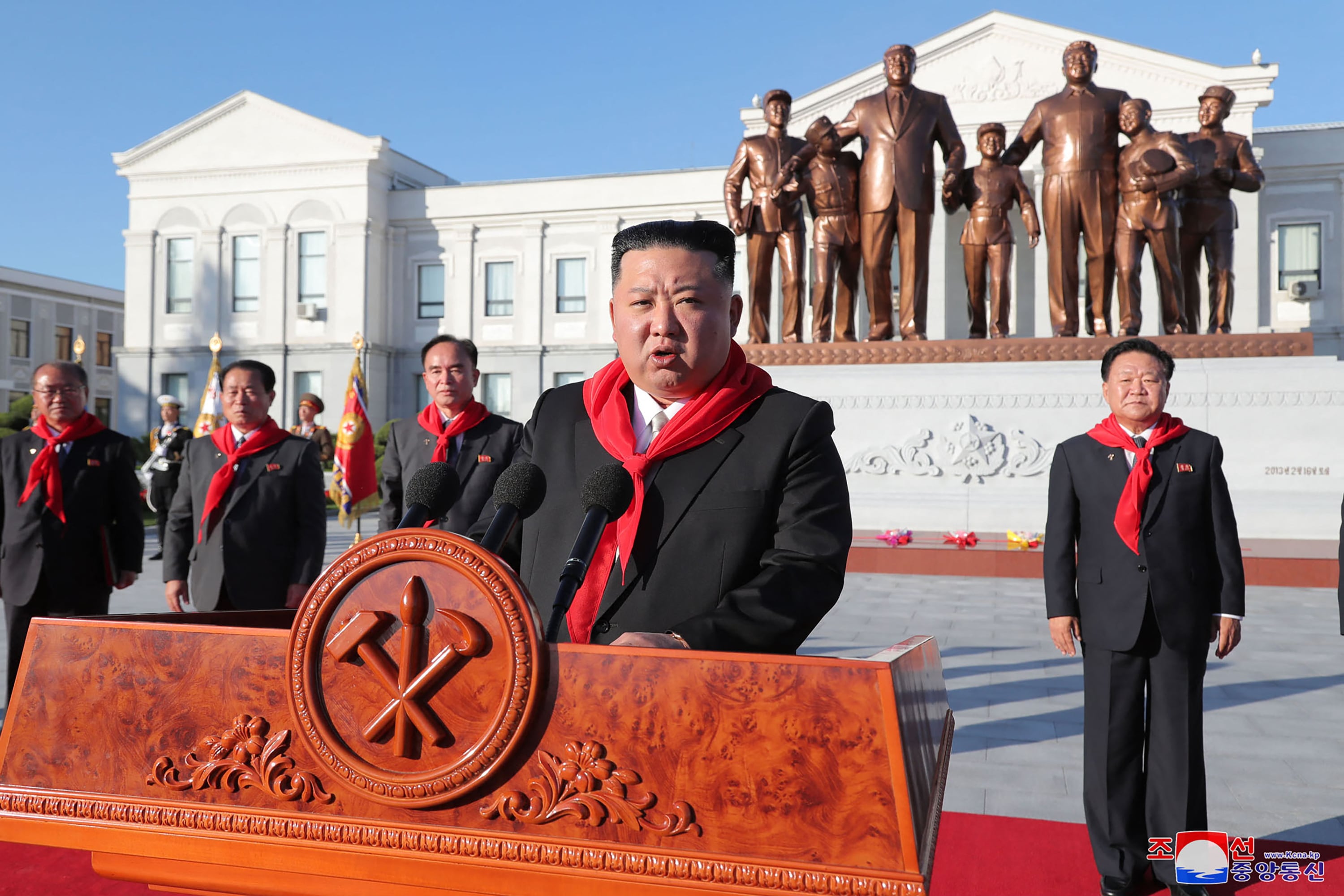Esta fotografía tomada el 12 de octubre de 2022 y publicada por la Agencia Central de Noticias Coreana (KCNA) muestra al líder norcoreano Kim Jong Un participando en una ceremonia para conmemorar el 75 aniversario de la fundación de la Escuela Revolucionaria Mangyongdae. y la Escuela Revolucionaria Kang Pan Sok, en la Escuela Revolucionaria Mangyongdae en Pyongyang.