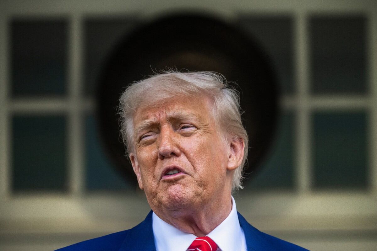 El presidente de Estados Unidos, Donald Trump, habla junto al administrador de Medicare y Medicaid, Mehmet Oz (izquierda), y al comisionado de la Administración de Alimentos y Medicamentos (FDA), Martin Makary (derecha), durante una conferencia de prensa sobre los precios de los medicamentos recetados, en la Sala Roosevelt de la Casa Blanca, el 12 de mayo de 2025, en Washington, DC. (Foto de Jim WATSON / AFP)