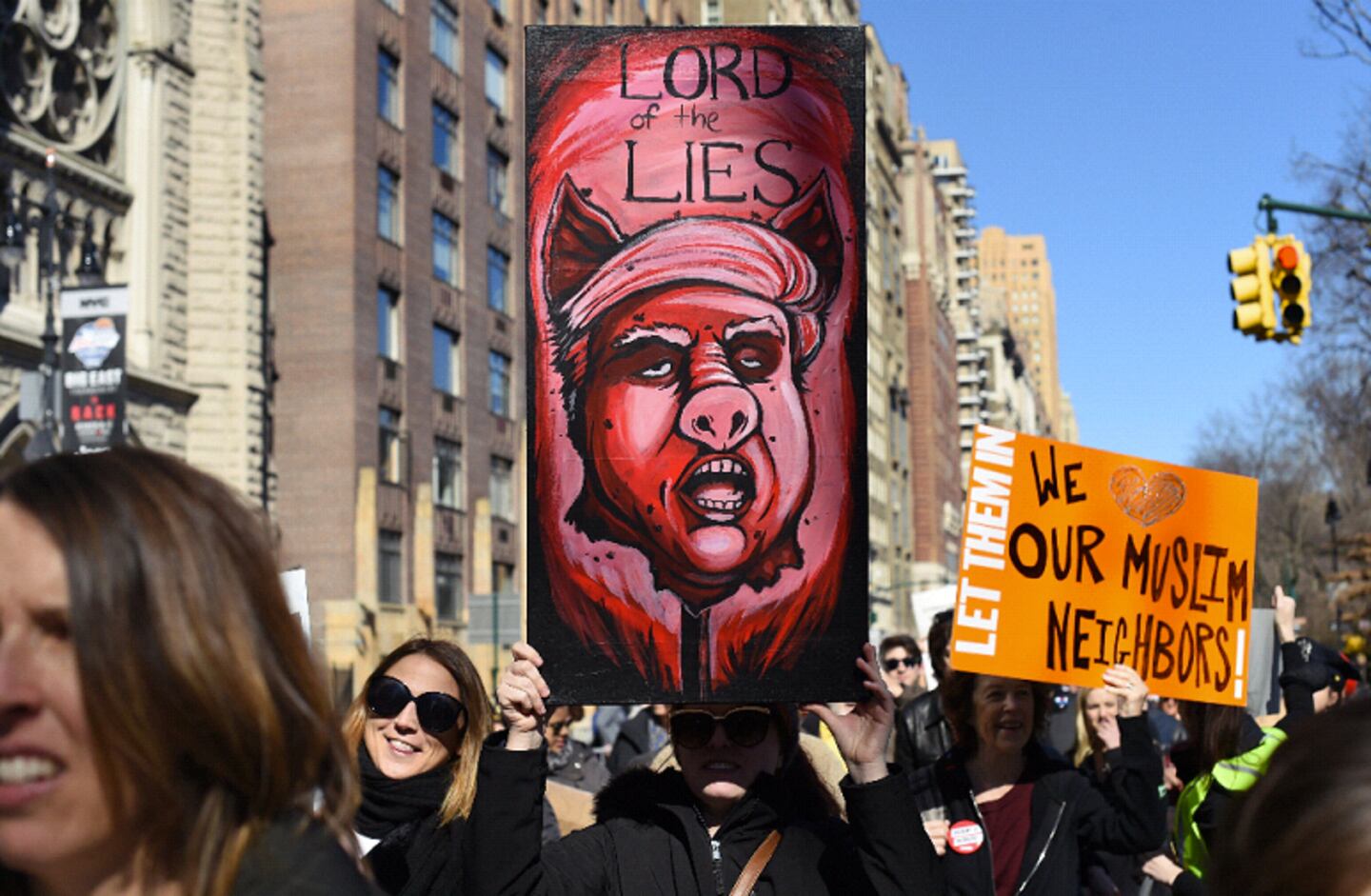 Miles de estadounidenses marchan contra Donald Trump en el feriado del ...