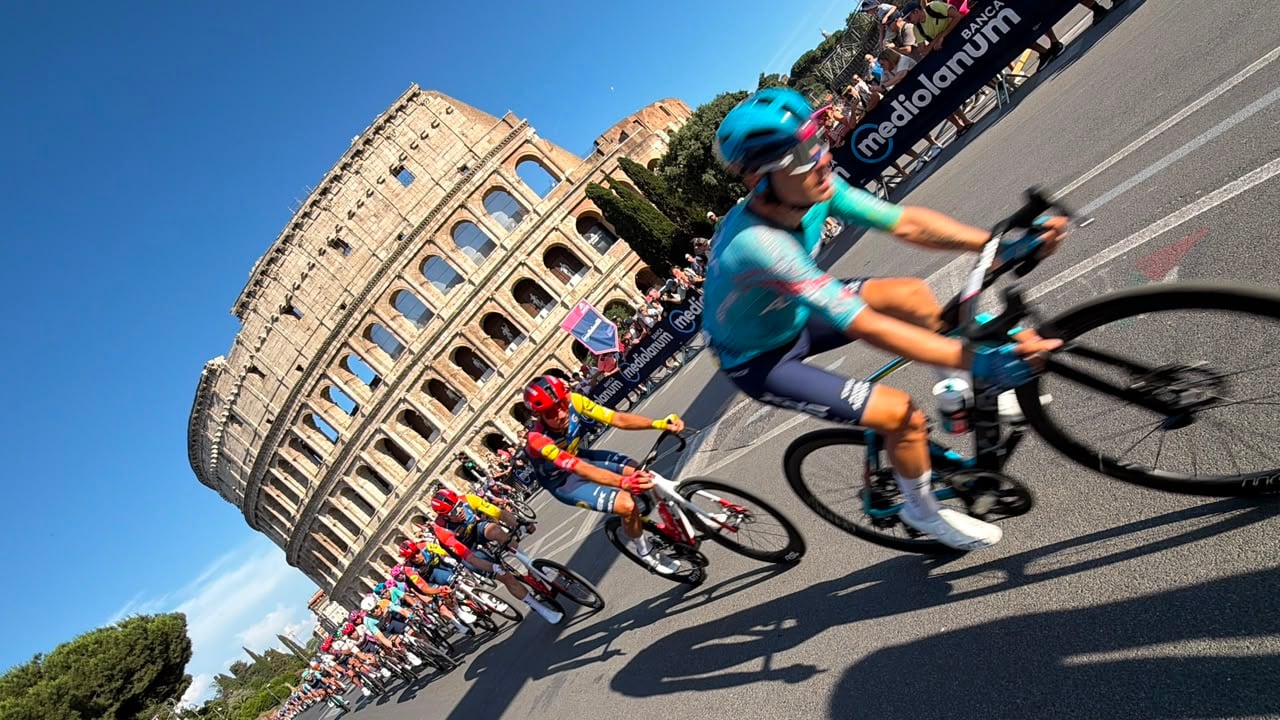 Los corredores del Giro de Italia pasan frente al Coliseo de Roma en la última etapa de la edición 2026.