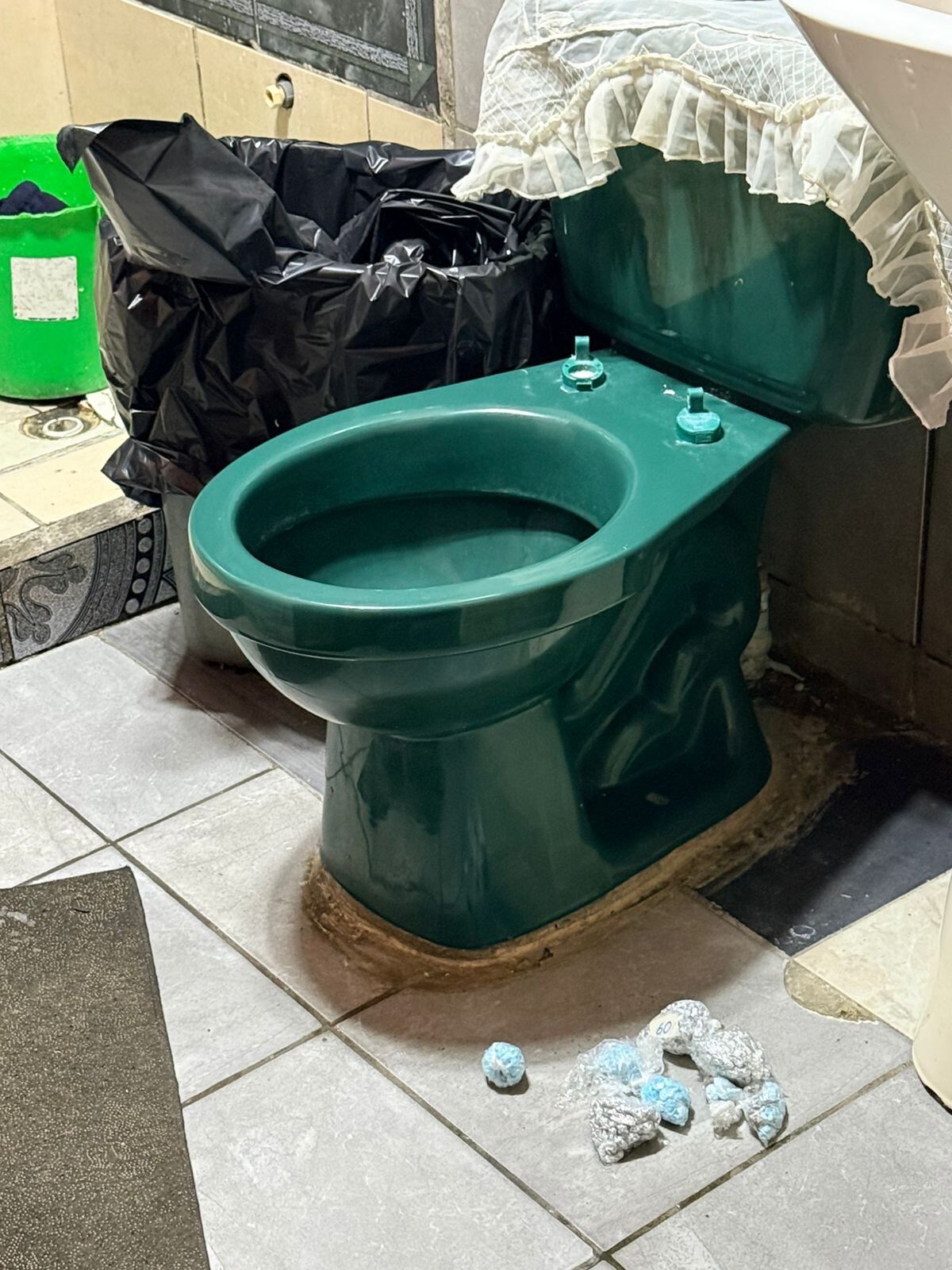 Crack azul, teñido con colorante vegetal para diferenciar la droga comercializada por el grupo comandado por Gordo Julio.