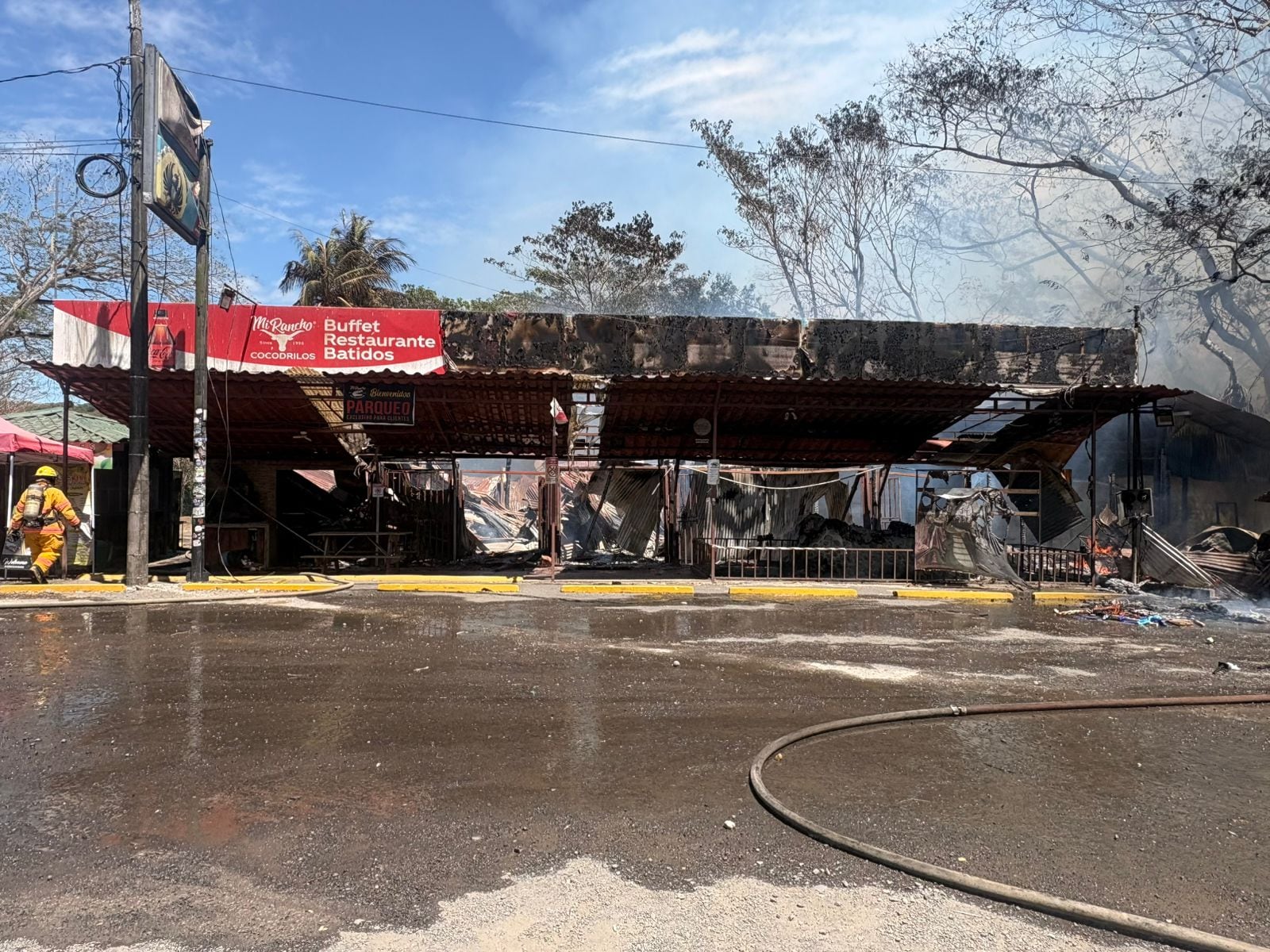 El Cuerpo de Bomberos logró controlar el fuego y evitar que se propagara a otros comercios aledaños; no se reportaron personas heridas.